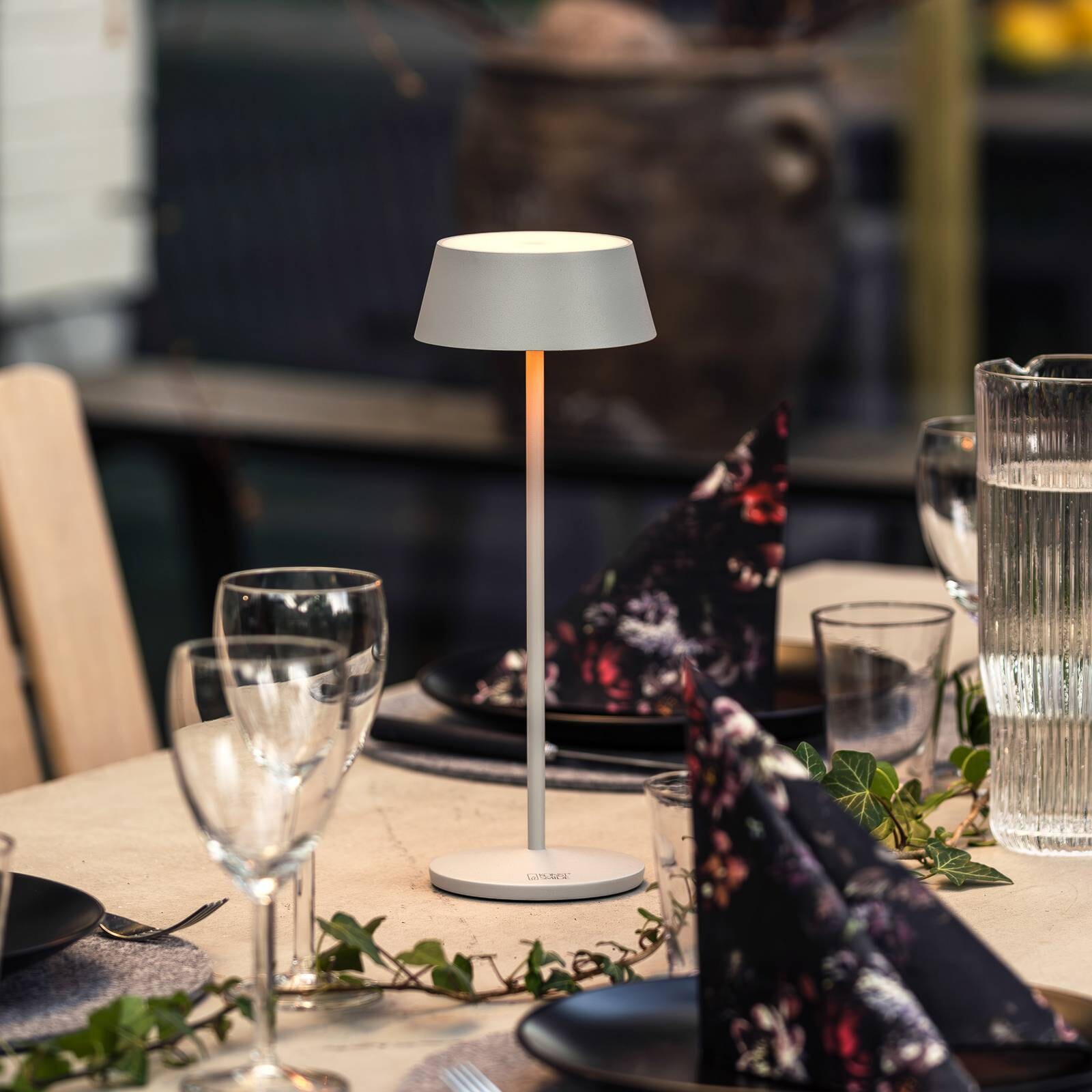 Stolová LED lampa Menton, sivá, výška 27 cm, IP54, USB