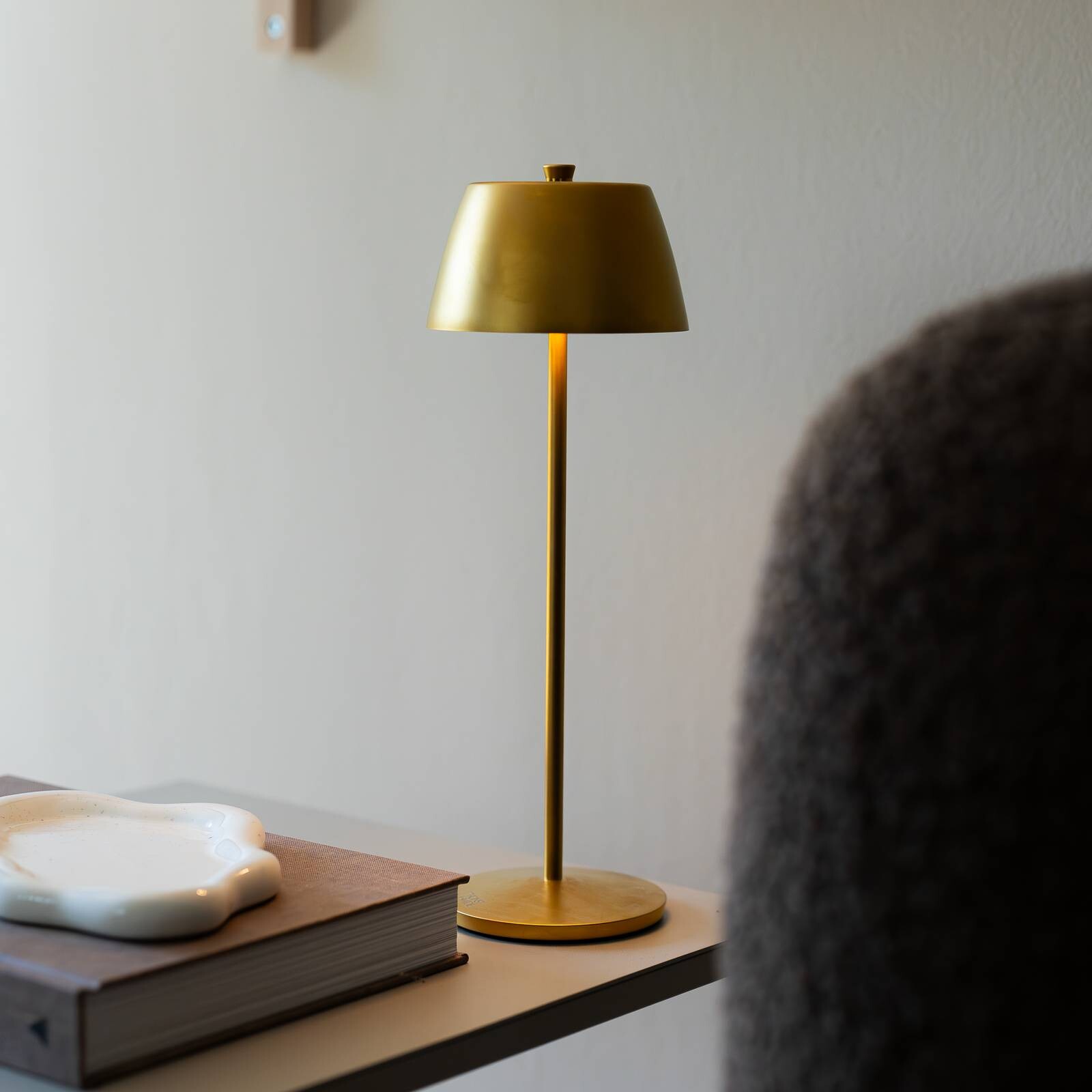 Stolová LED lampa na batérie Eze, matná zlatá, 32 cm, IP54, USB