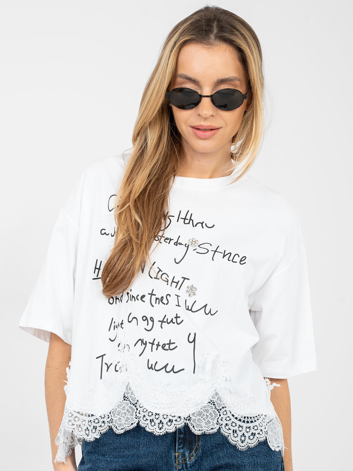 Biela blúzka s čipkou a vzorom