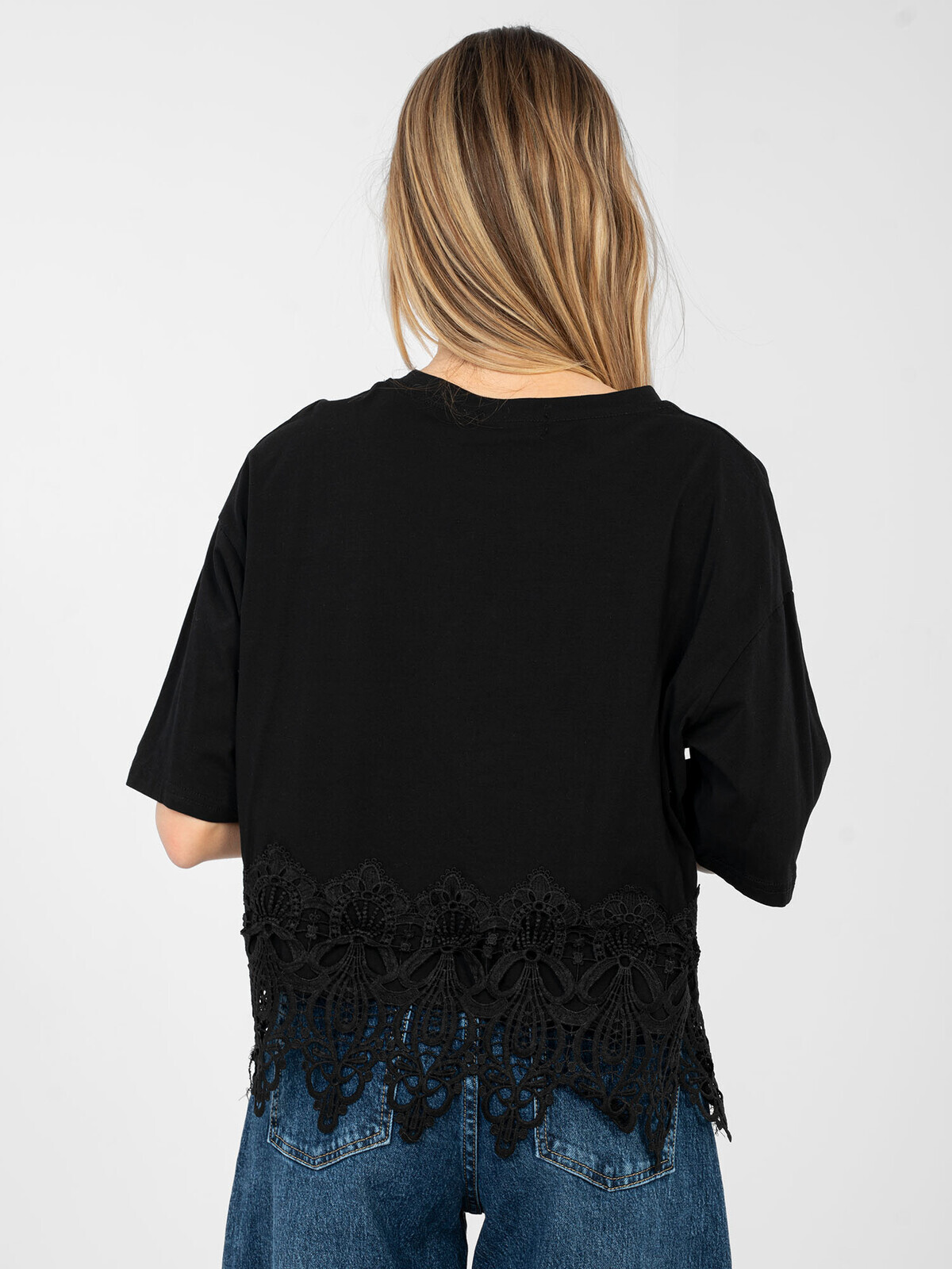 Čierna blúzka s čipkovaným lemom