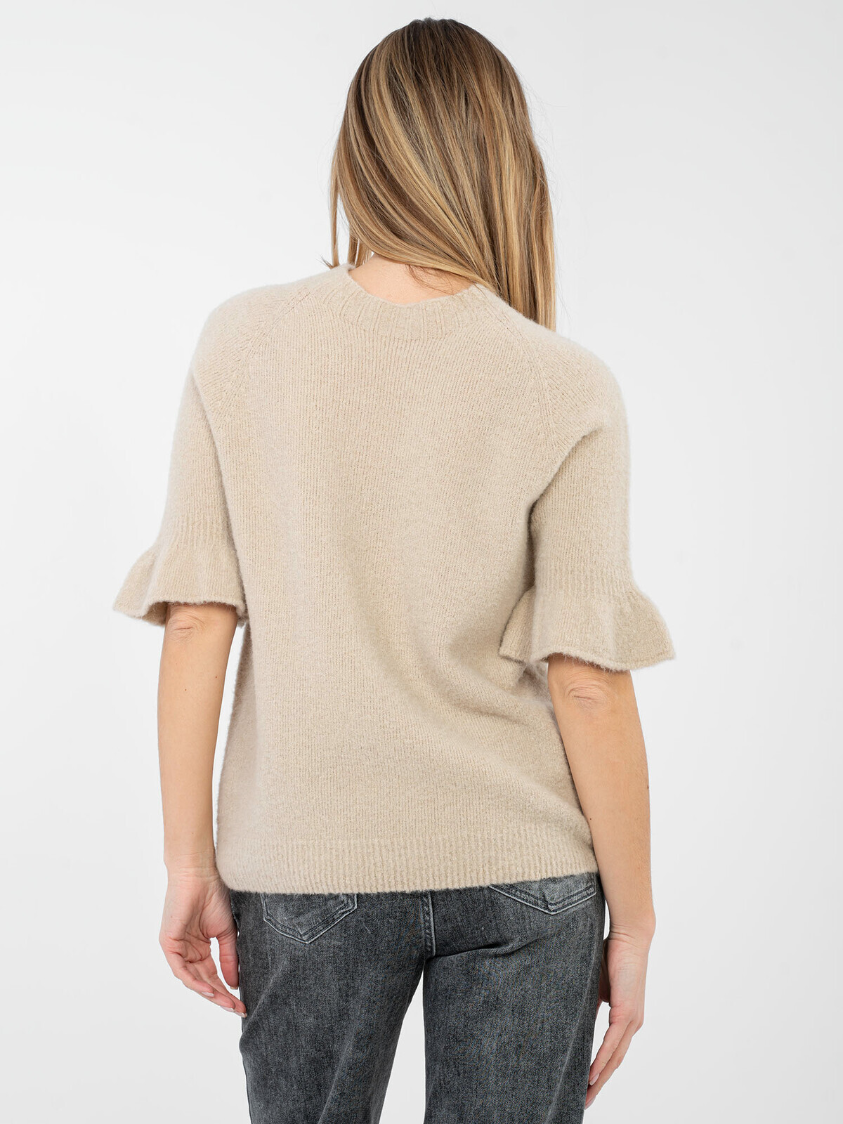 Béžový sveter s volánovými rukávmi