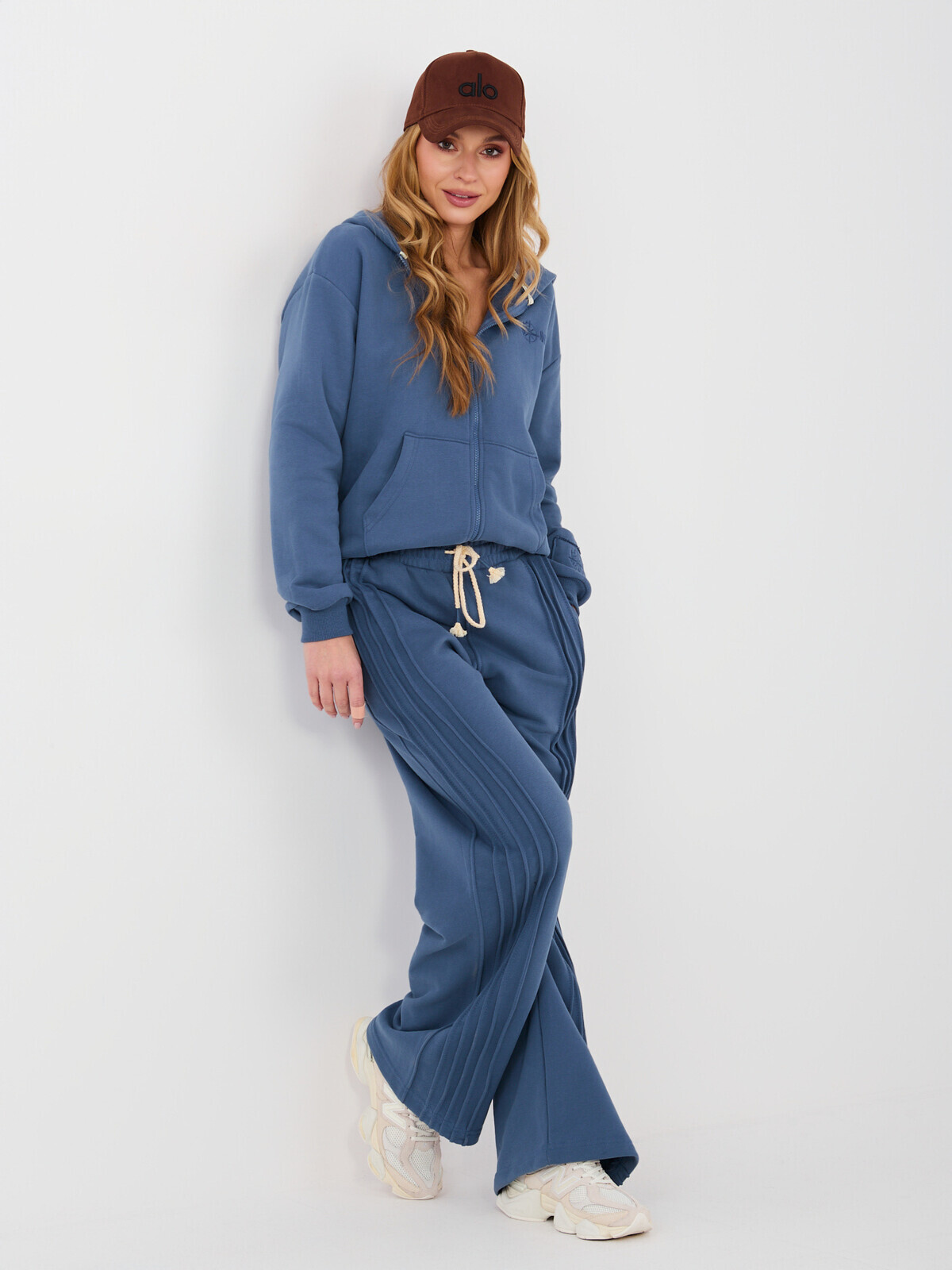 Dámska mikina s kapucňou a tepláky