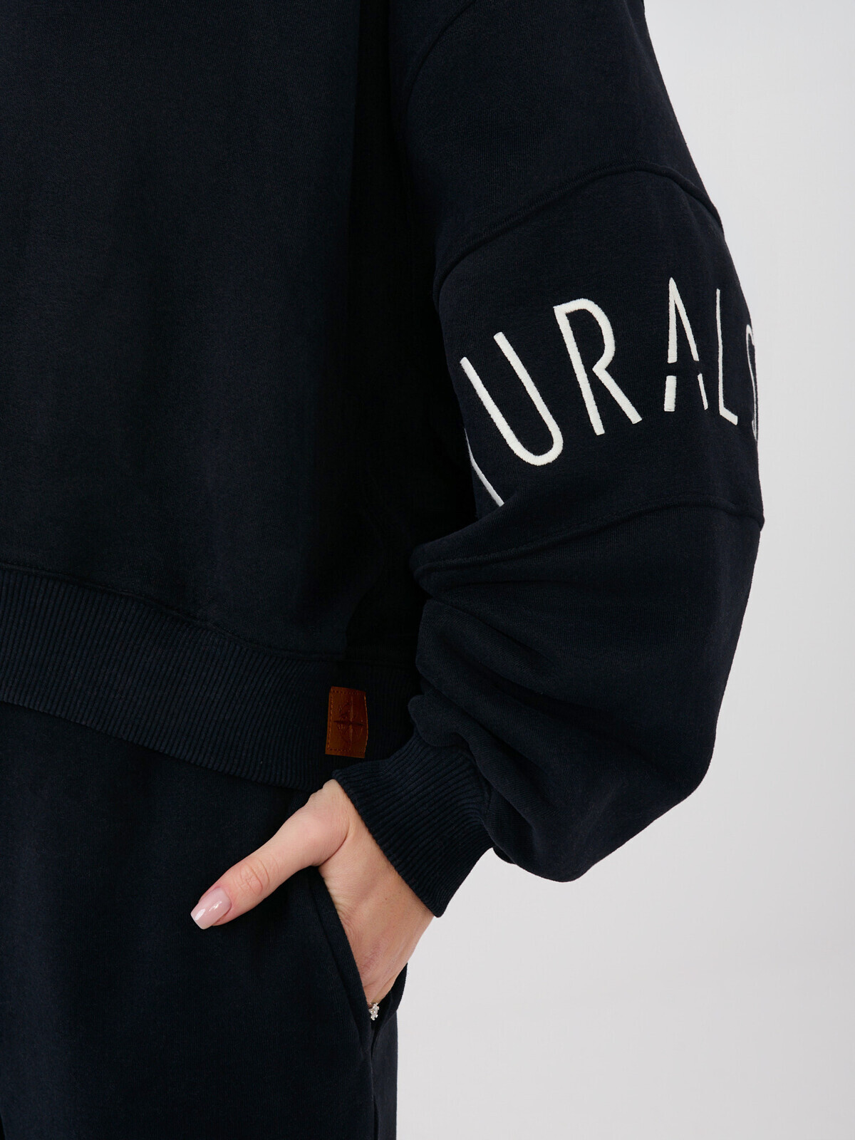 Čierna mikina s nápisom na rukáve