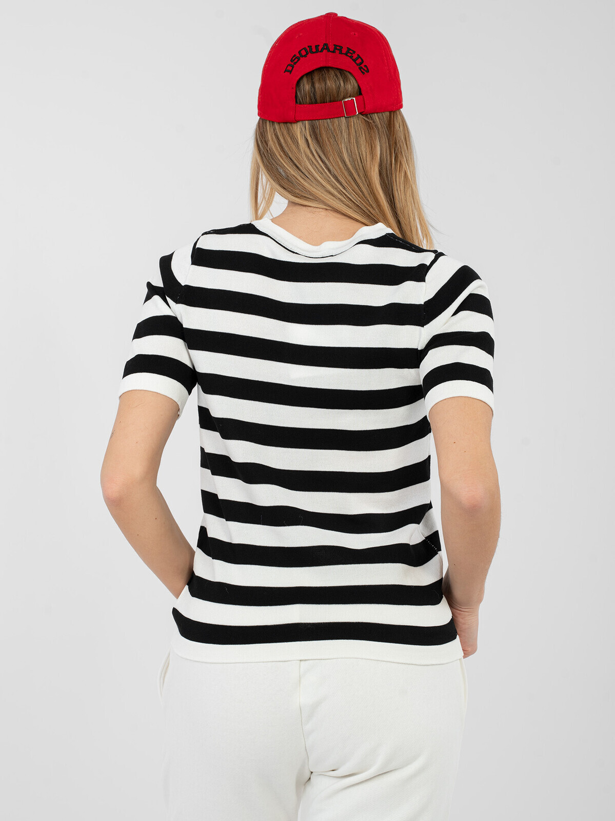 Čierno-biely pruhovaný sveter