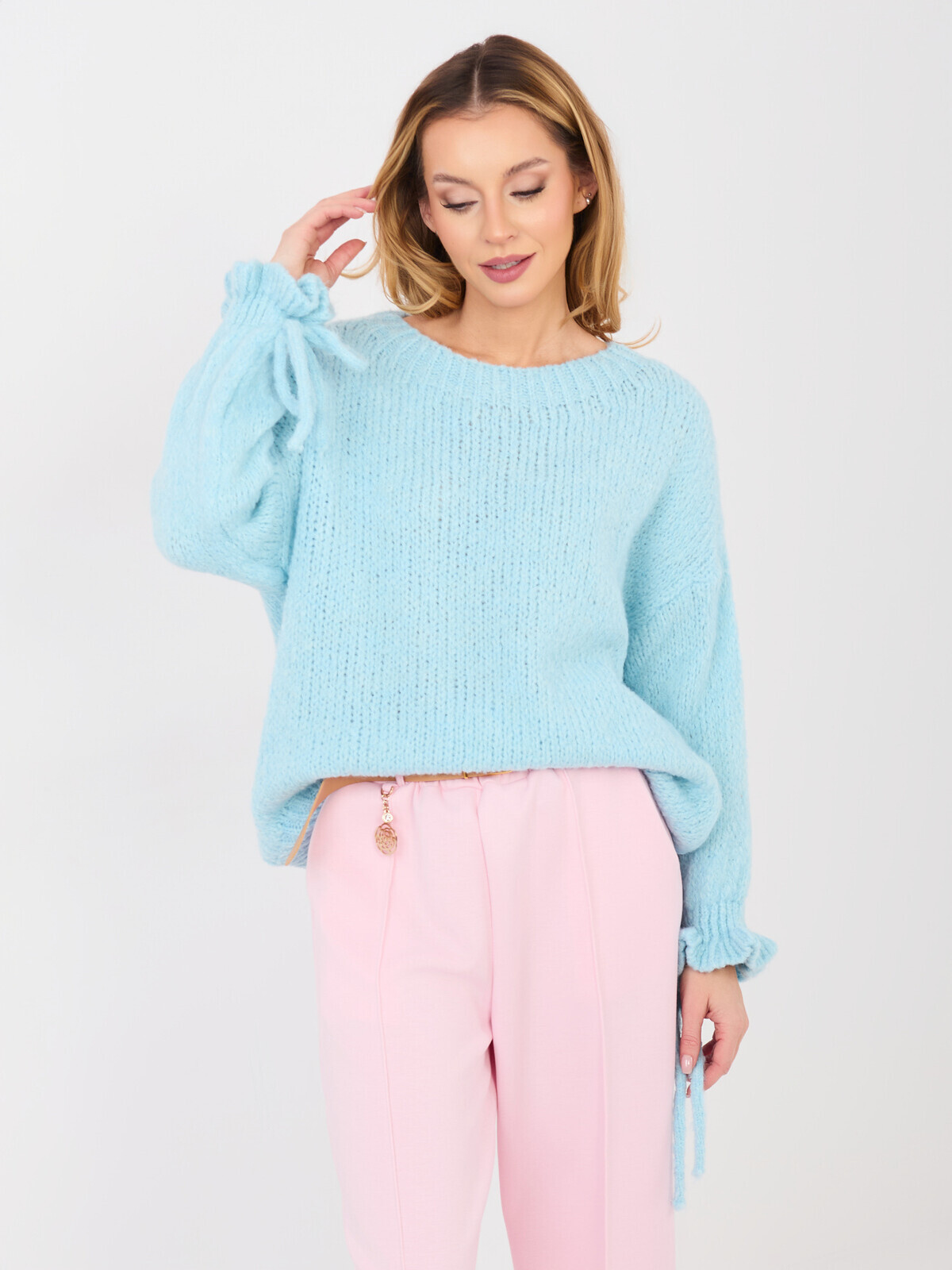 Svetlomodrý sveter s mašľami