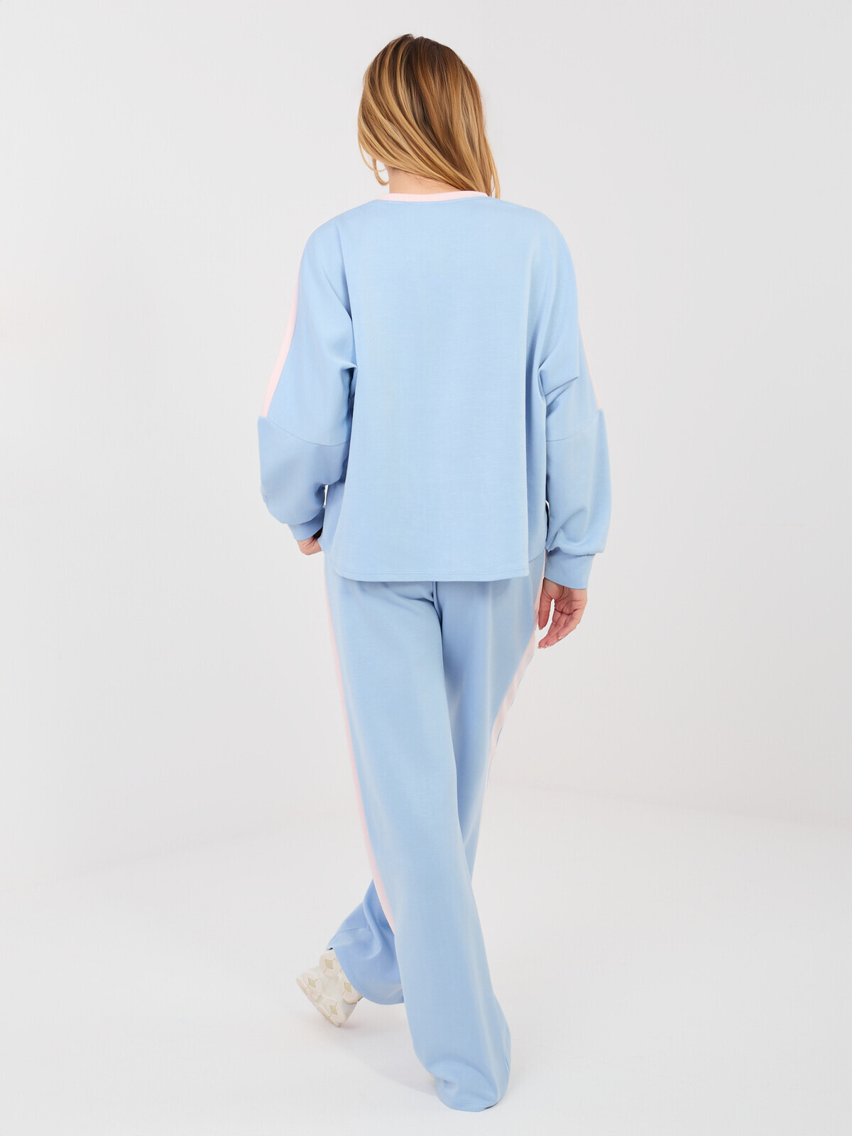 Svetlomodrý komplet s číslom 68