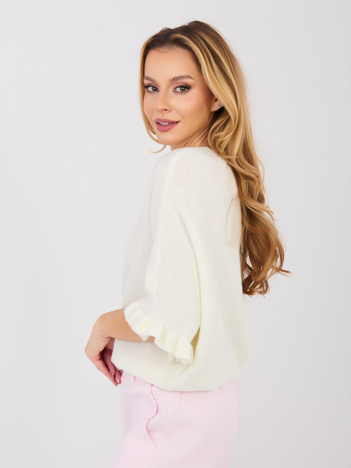 Ecru sveter s volánovými rukávmi