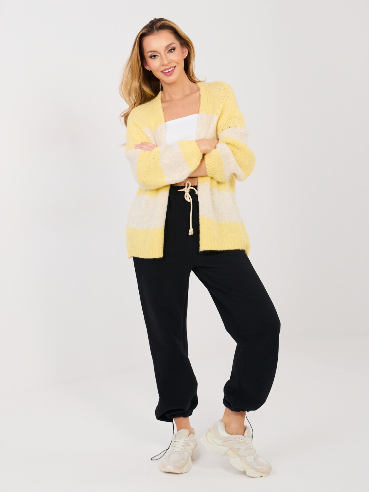 Pruhovaný svetlý žltý sveter