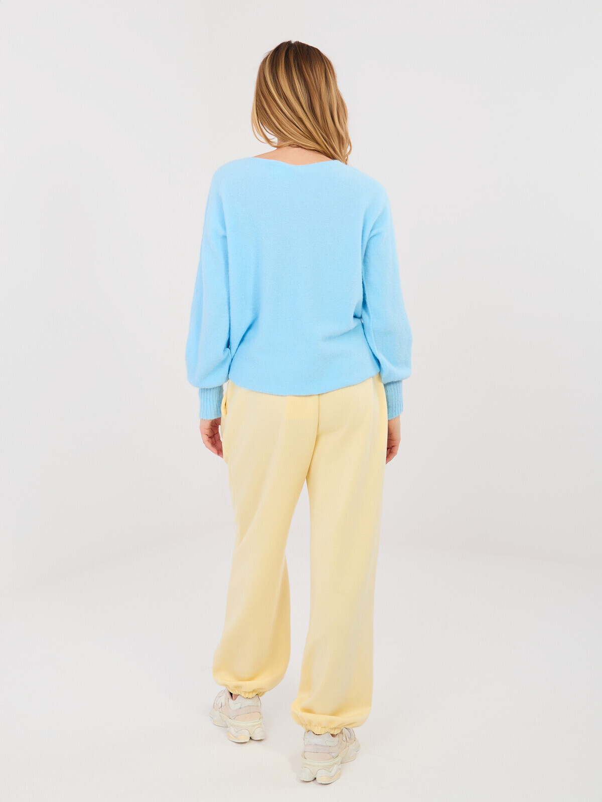 Svetložlté nohavice s kvetinovým detailom