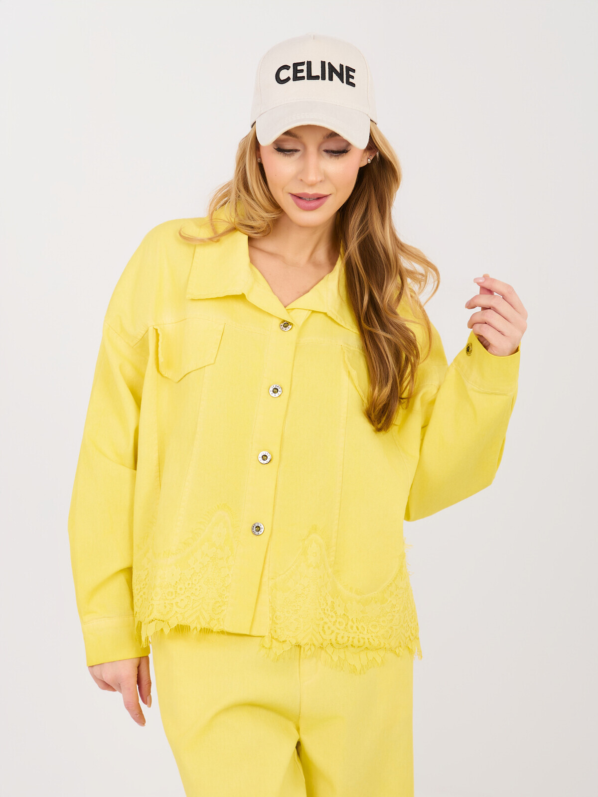 Žltá rifľová bunda s čipkou