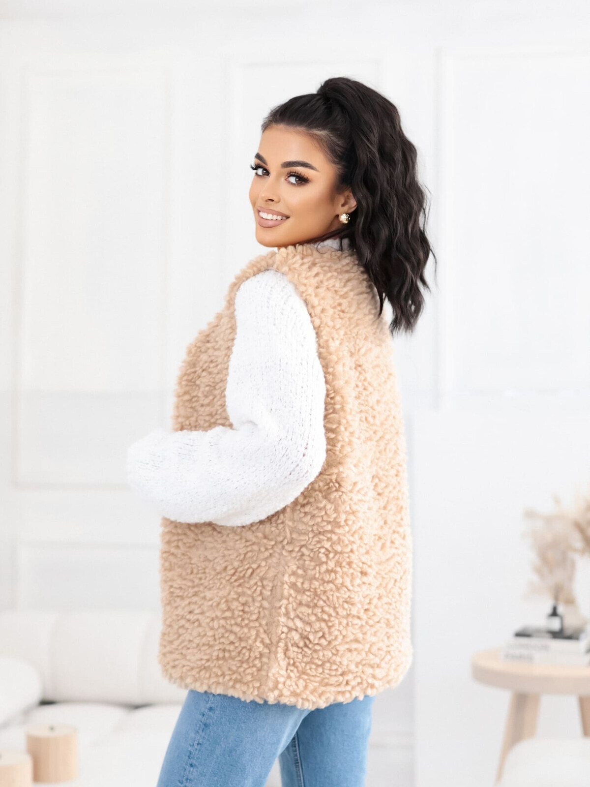 Béžová vesta z umelej kožušiny