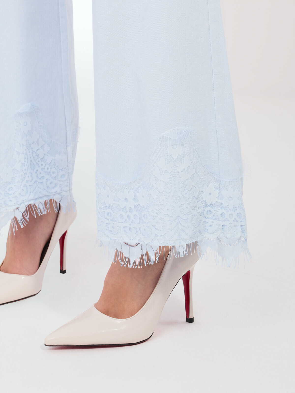 Svetlomodré rovné rifle s čipkou