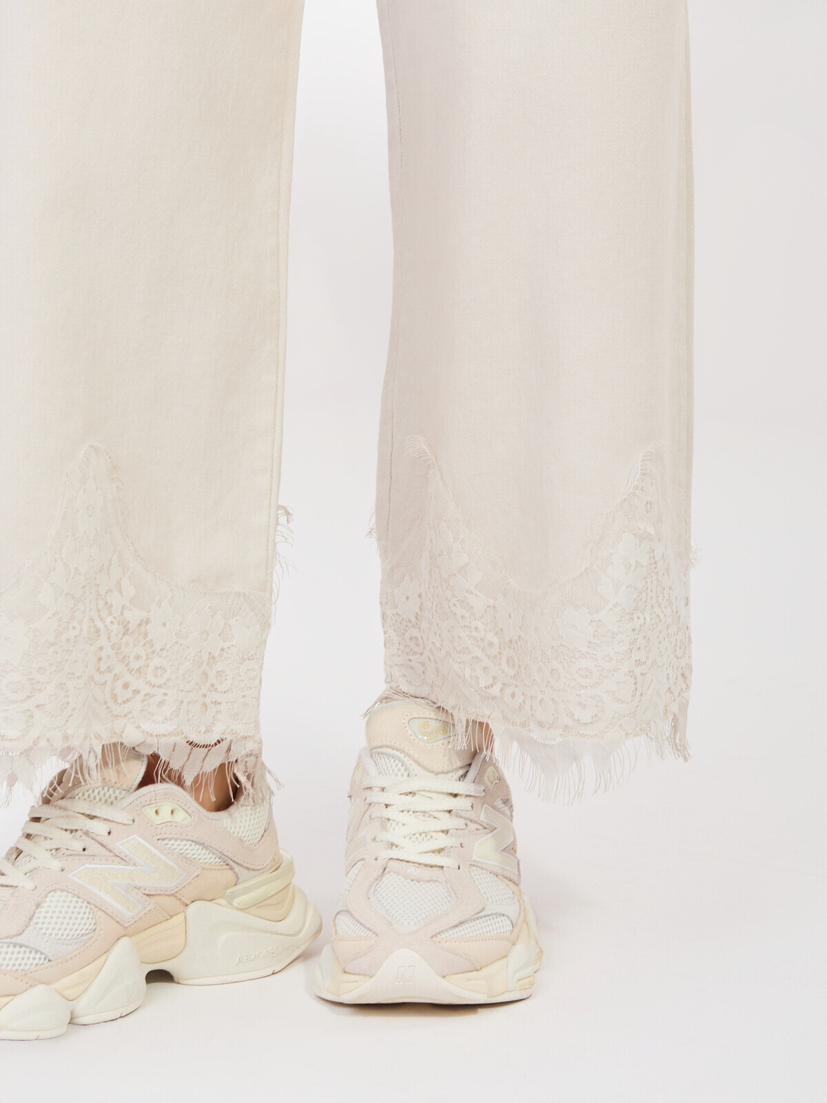 Svetlobéžové nohavice s čipkou