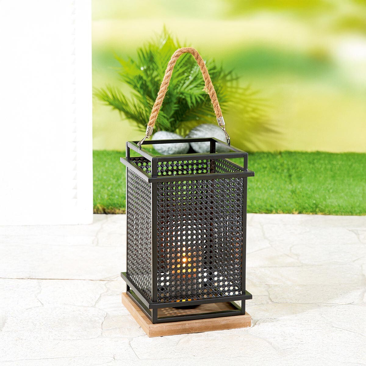 Kovový lampáš s výpletom