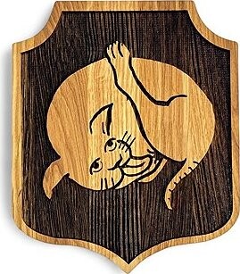 Kingdom Come: Deliverance 2 - Kočka z hospody - velký dřevěný štít na stěnu (32 x 39 cm)