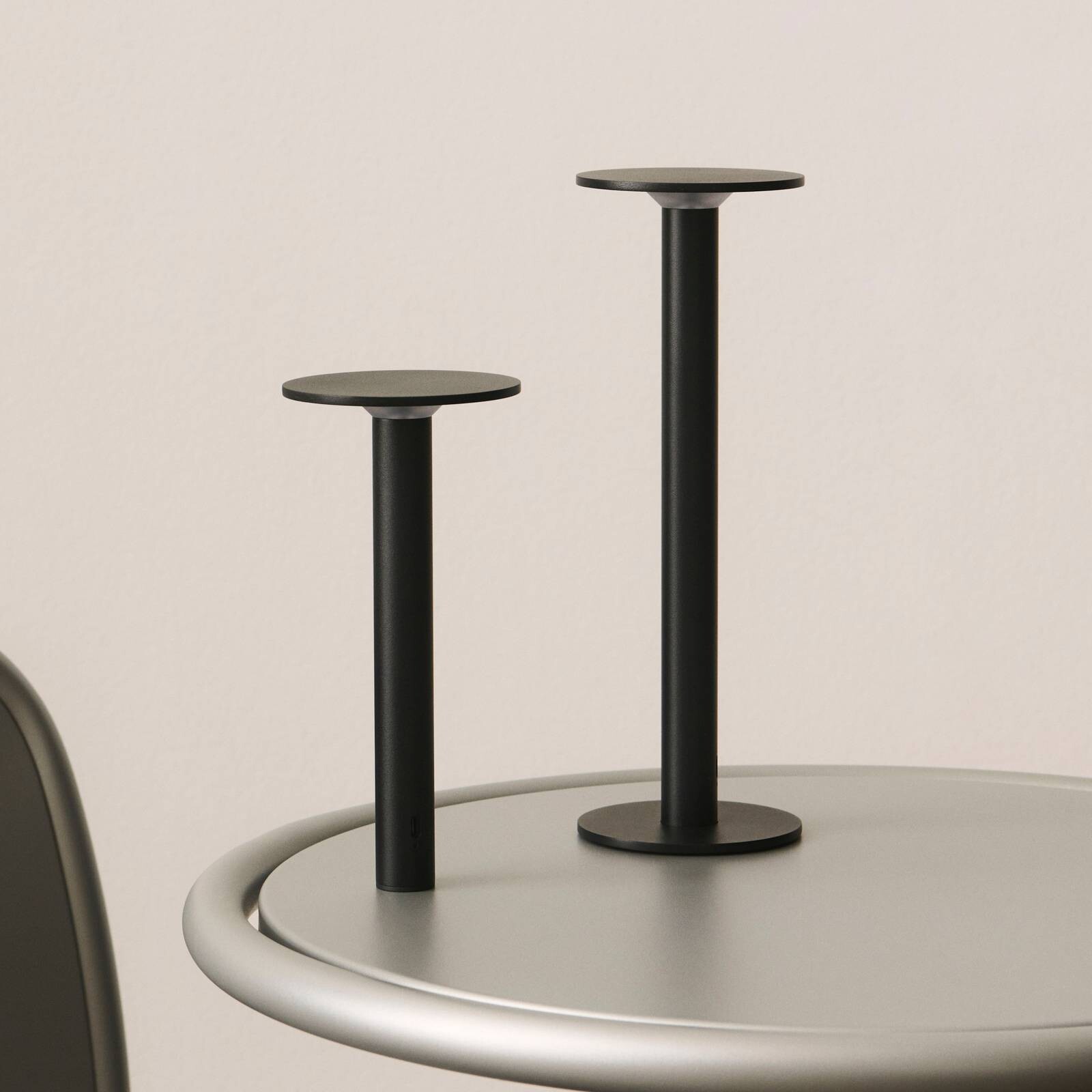 HAY stolová LED lampa na batérie HOST PORTABLE, antracitová, 30 cm IP44