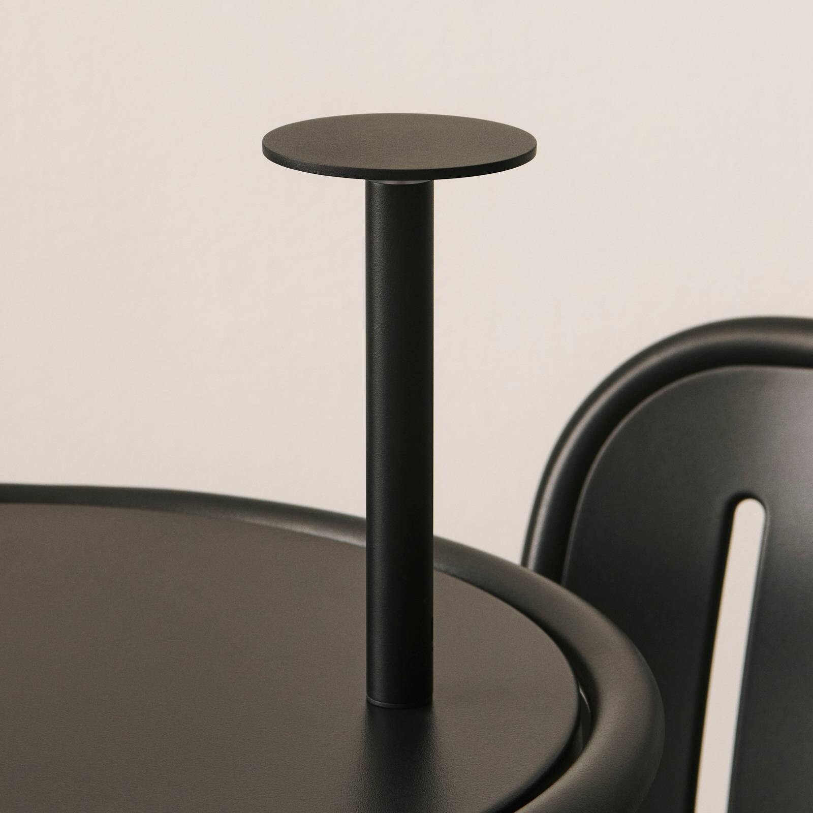 HAY stolová LED lampa na batérie HOST PORTABLE, antracitová, 22 cm IP44