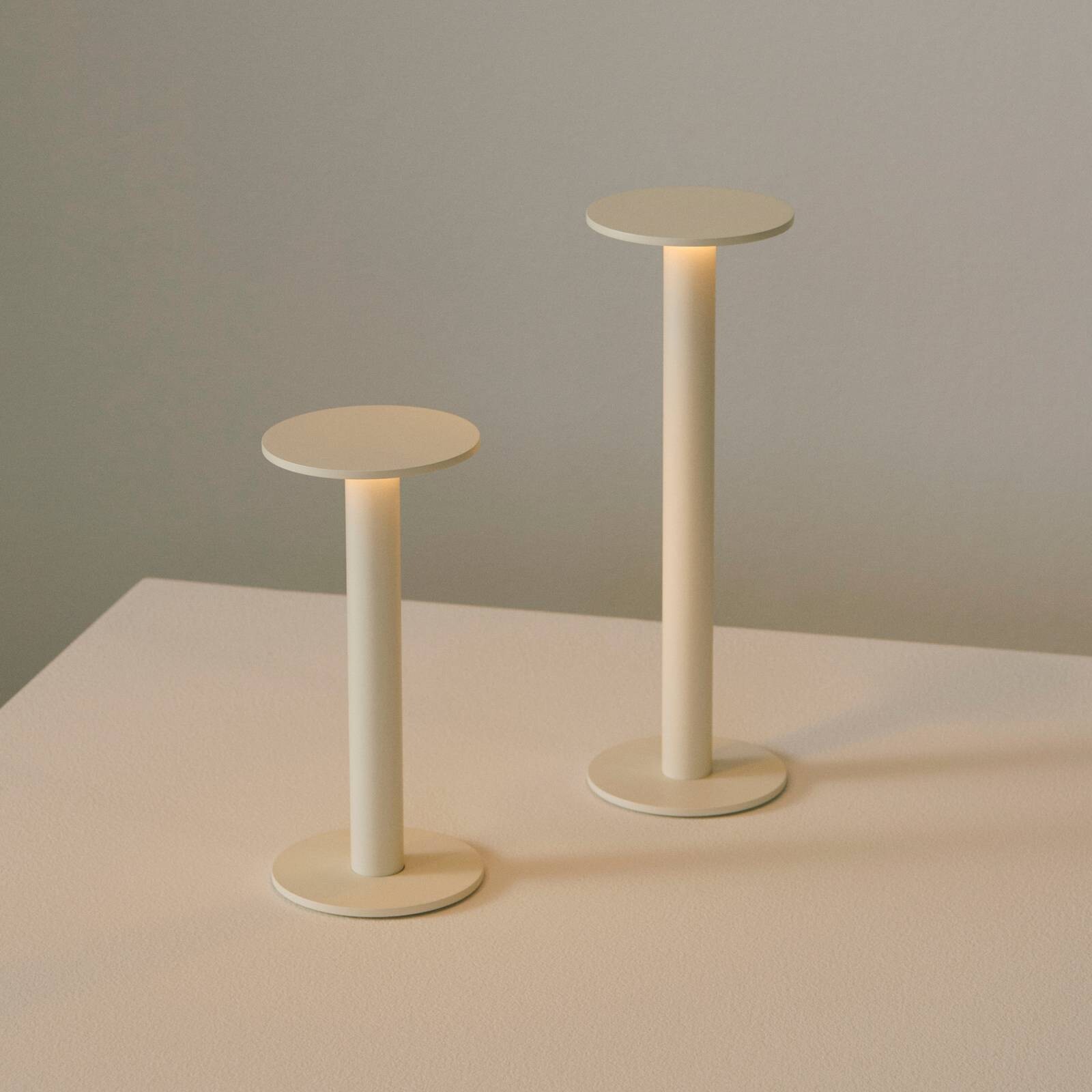 HAY LED stolová lampa na batérie HOST PORTABLE, krémovo biela, 30 cm IP44