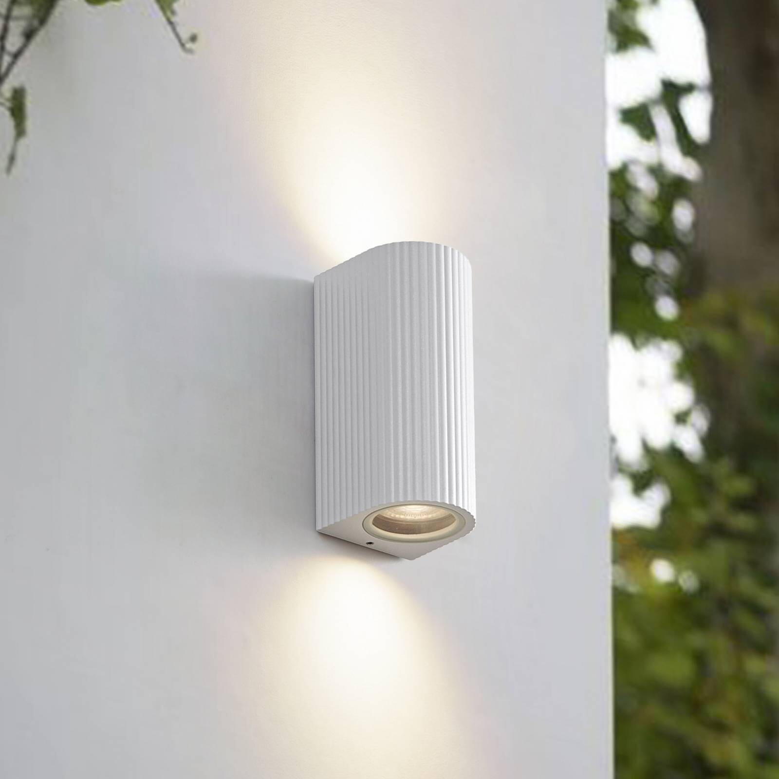 Lindby Vonkajšie nástenné svietidlo Aluvo, biele, 16 cm, IP65, vlnitý