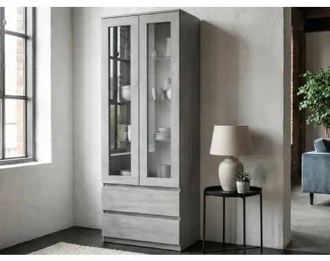 Vysoká vitrína Carlos, šedý betón, šírka 70 cm%