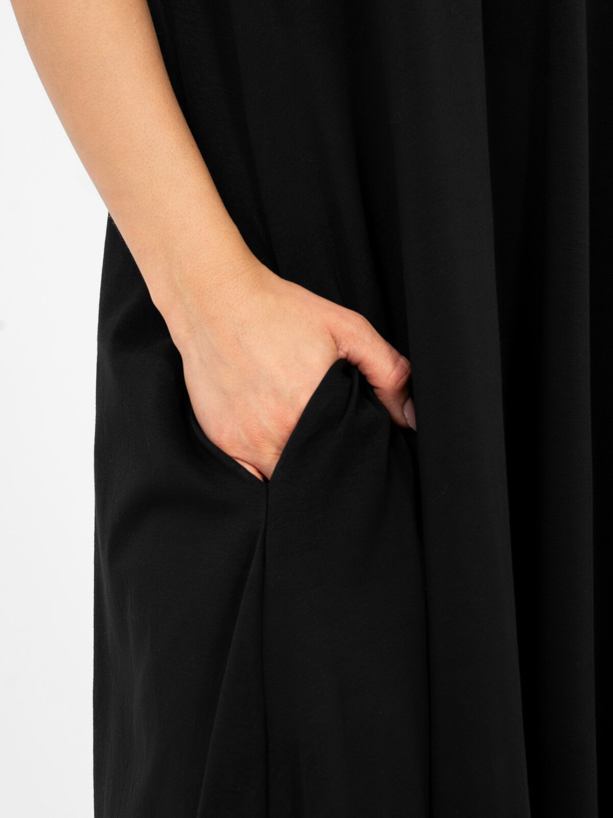 Čierne maxi šaty s vreckami