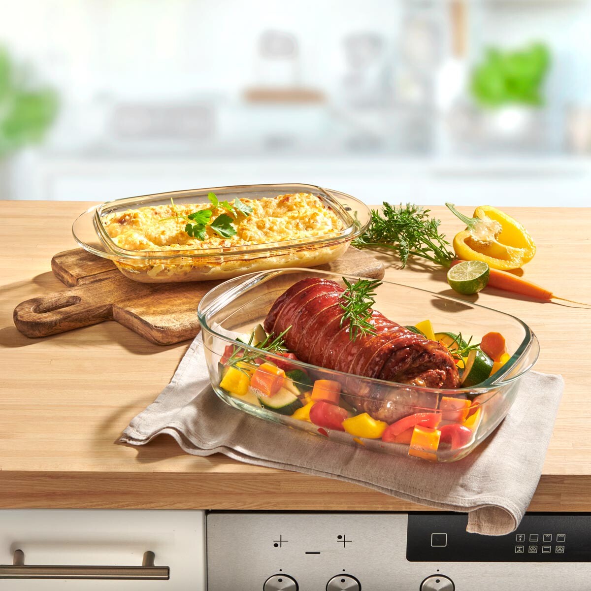 Sklenená nádoba na pečenie s vekom