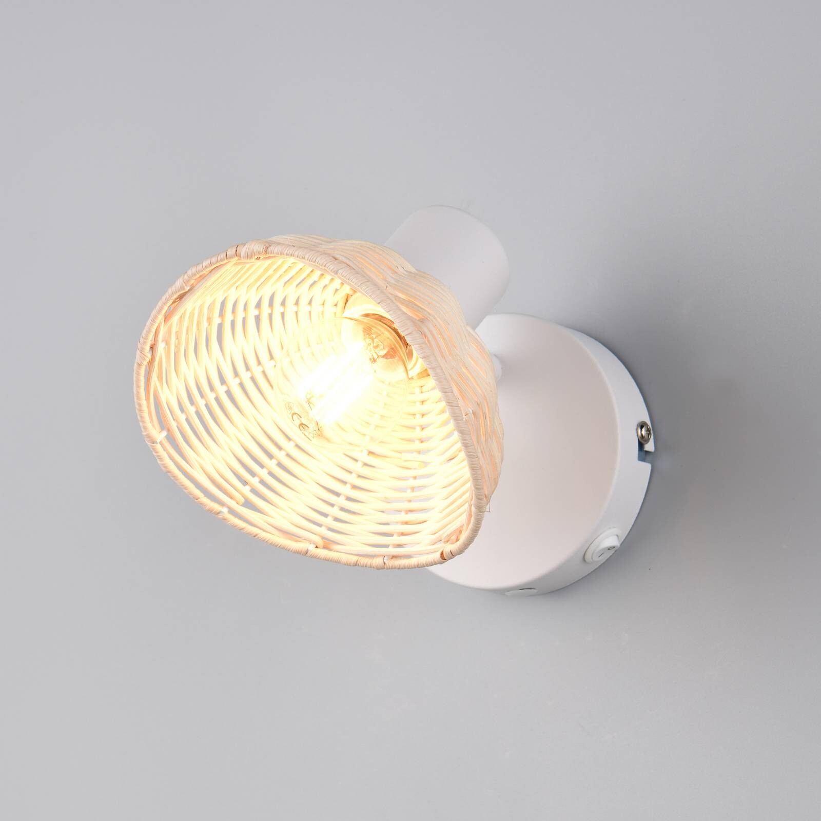 Nástenné svetlo Calvi, biele, prírodný ratan, Ø 13 cm, vypínač