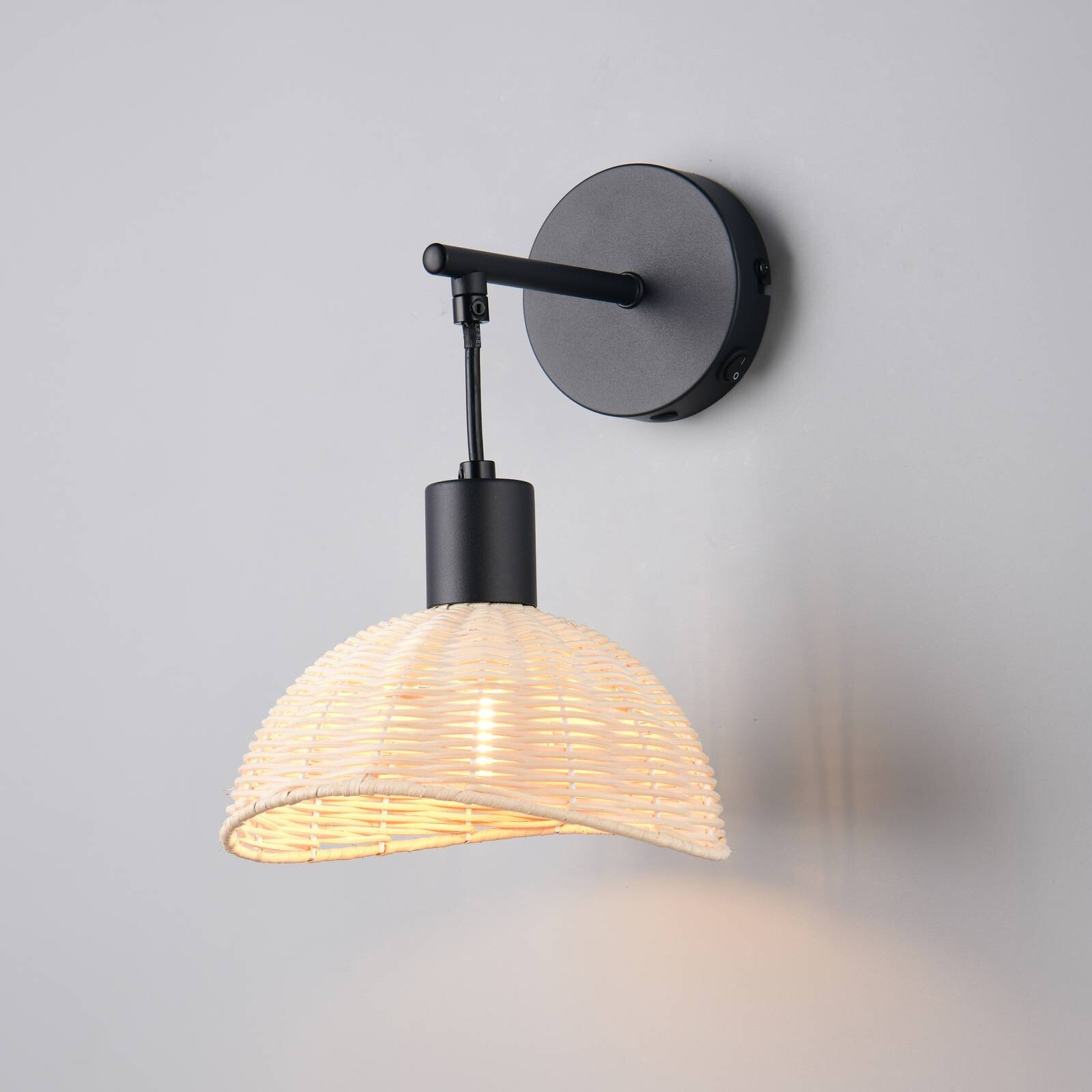 Nástenné svetlo Calvi, prírodný ratan, čierna, kov, Ø 18 cm