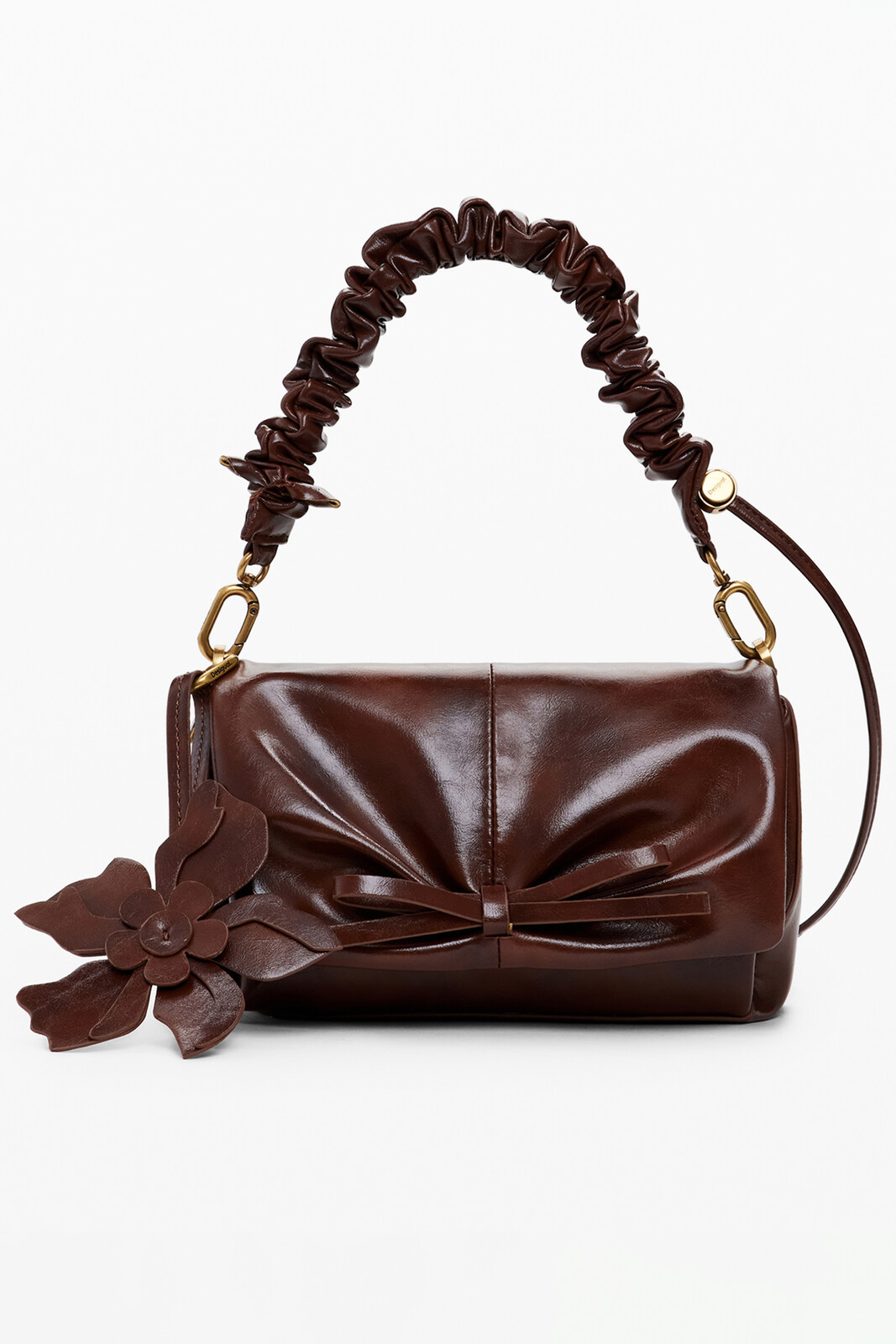 Kožená kabelka s kvetinovým detailom