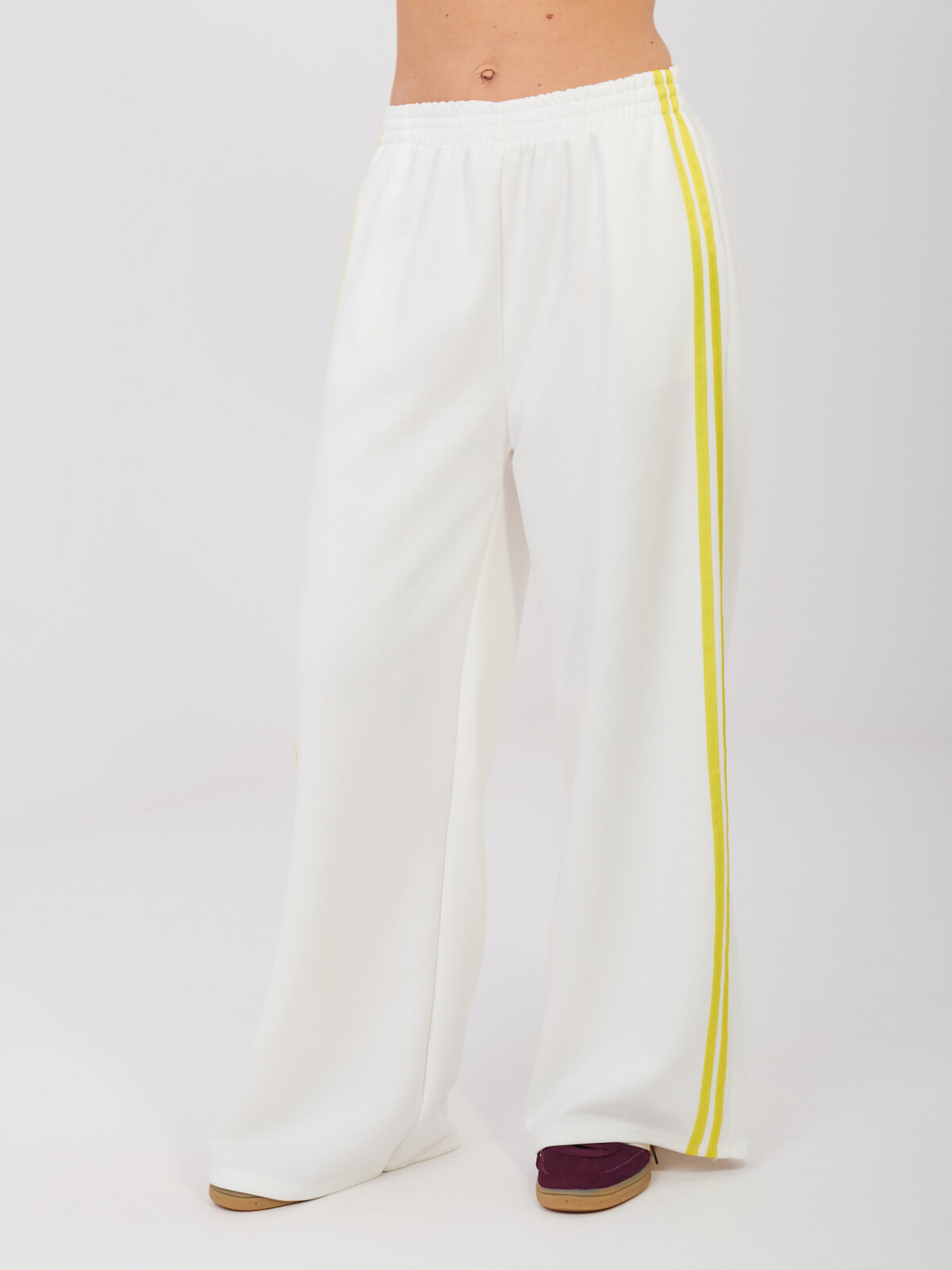 Biele teplákové nohavice s pruhmi