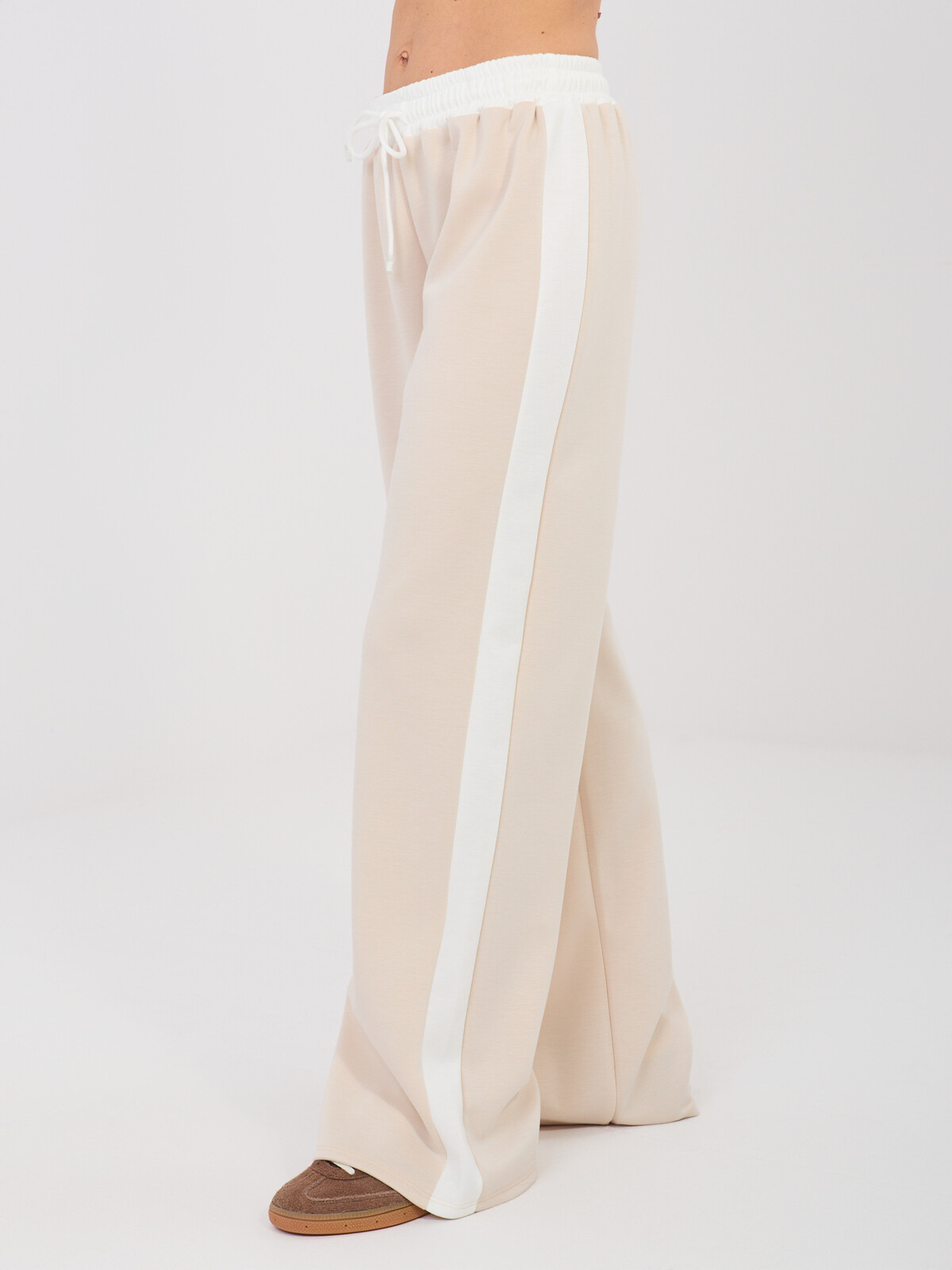 Bežový komplet s bielymi pruhmi