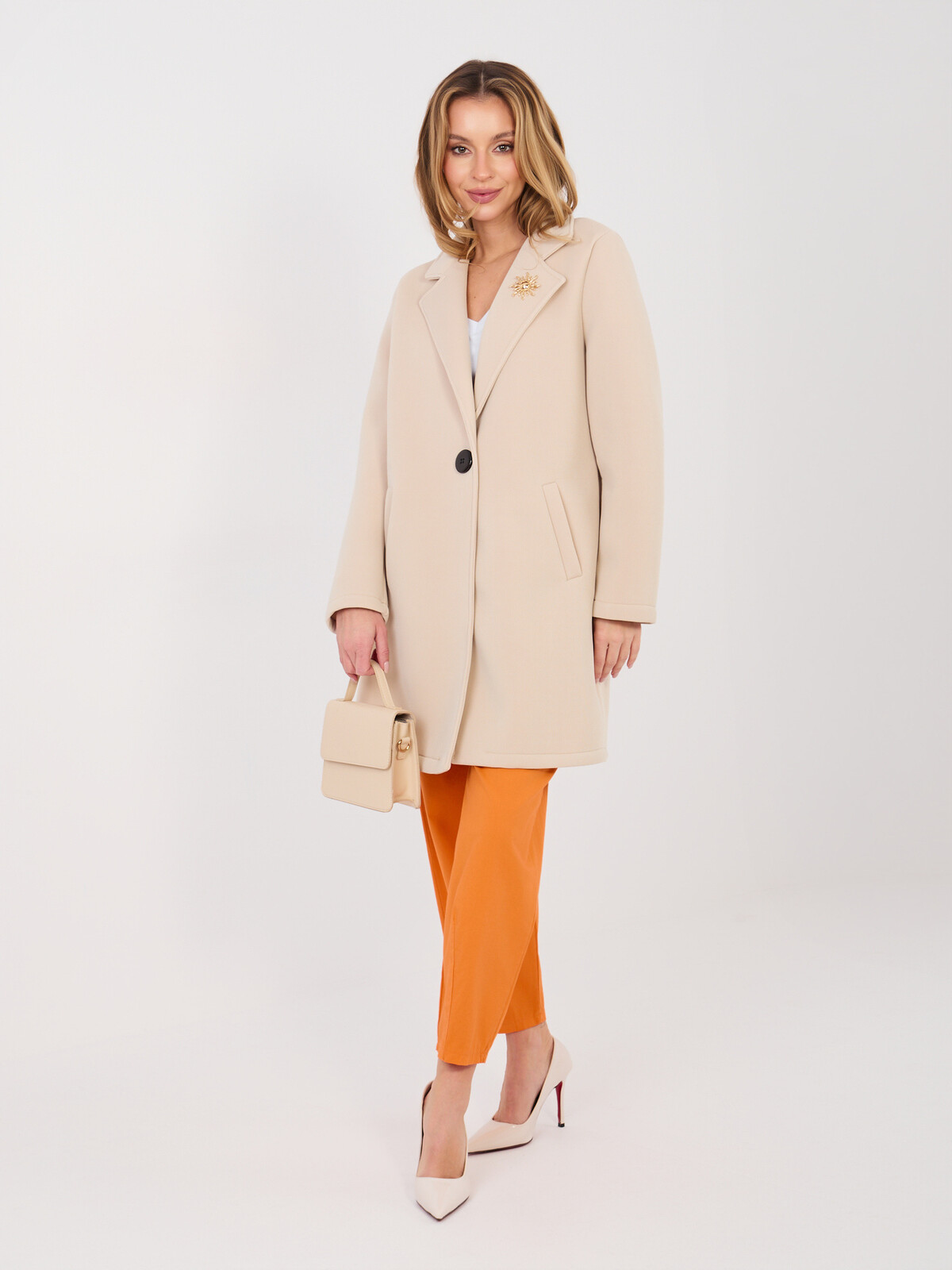 Béžový kabát s jedným gombíkom