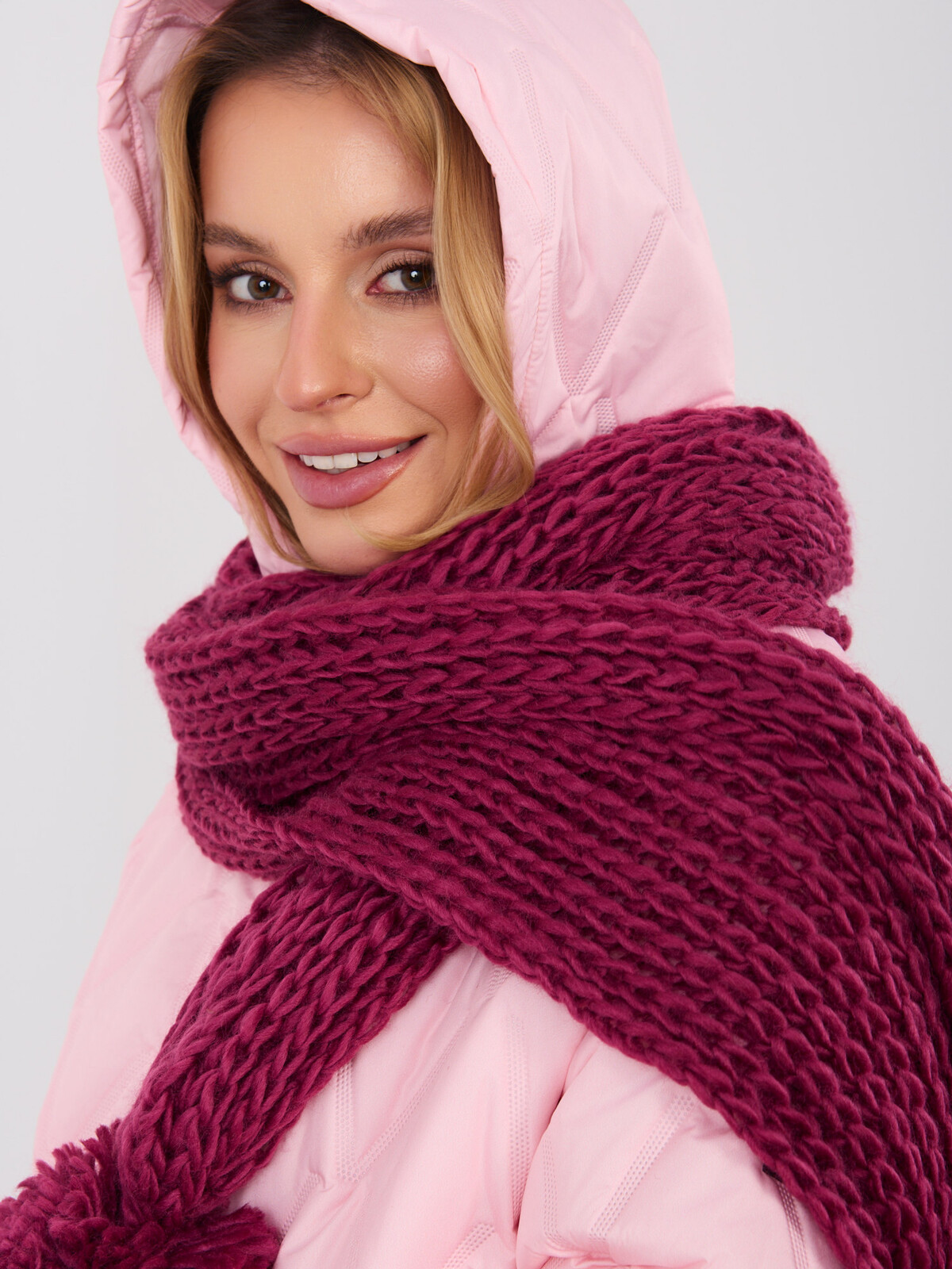 Bordový pletený šál s brmbolcami