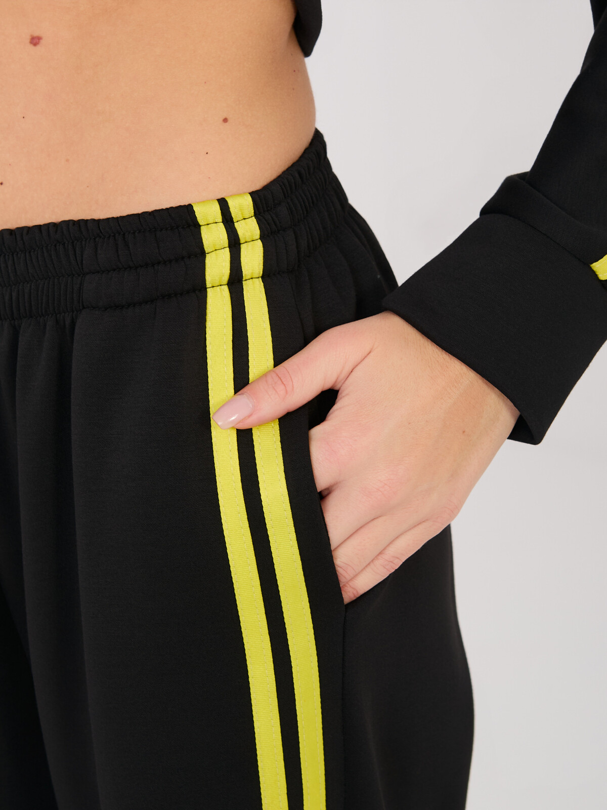 Čierny komplet s pruhmi