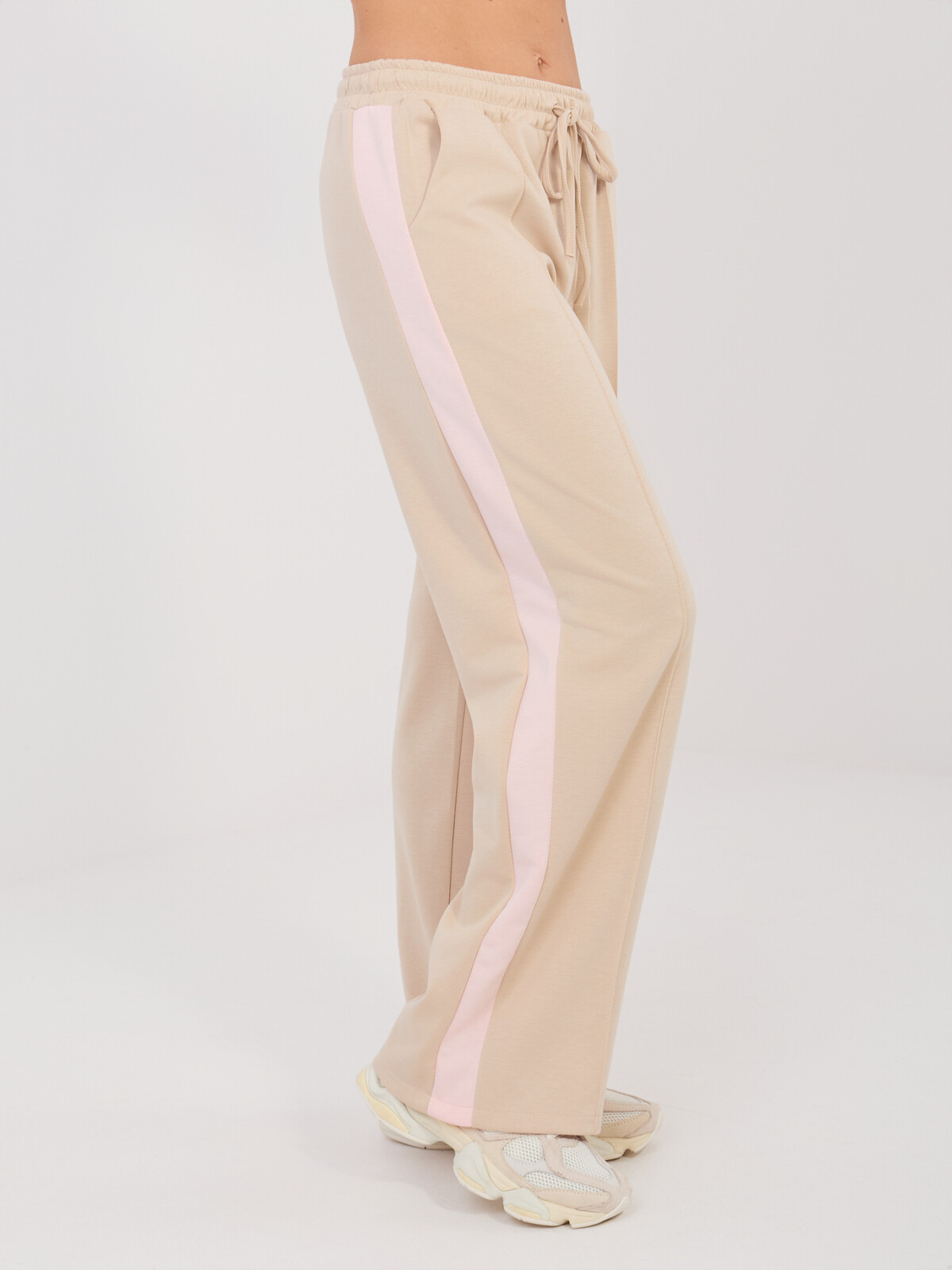 Béžové tepláky s ružovým pruhom