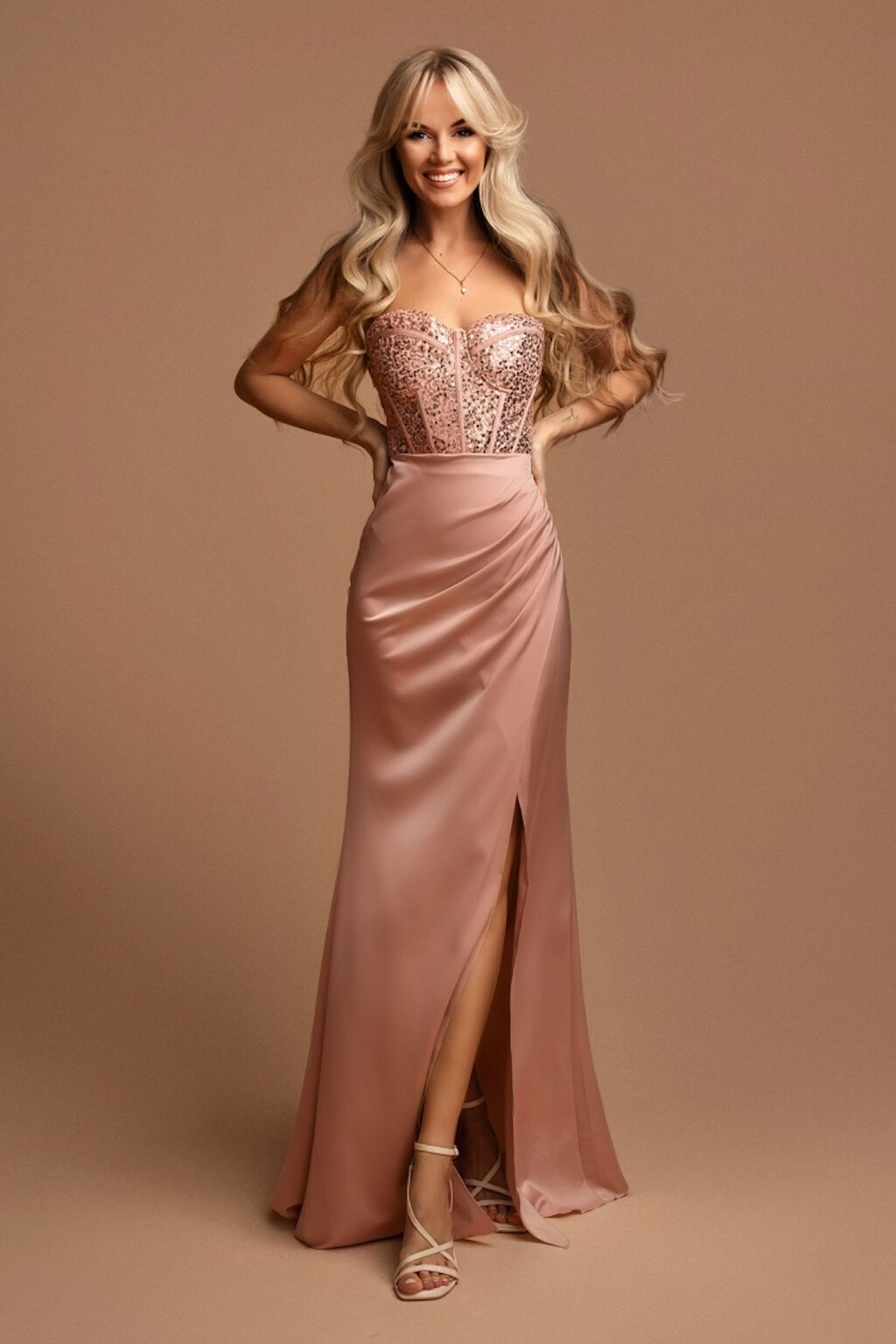 Eva & Lola Poškodený tovar - Staroružové priliehavé šaty s flitrovaným korzetom Veľkosť: M