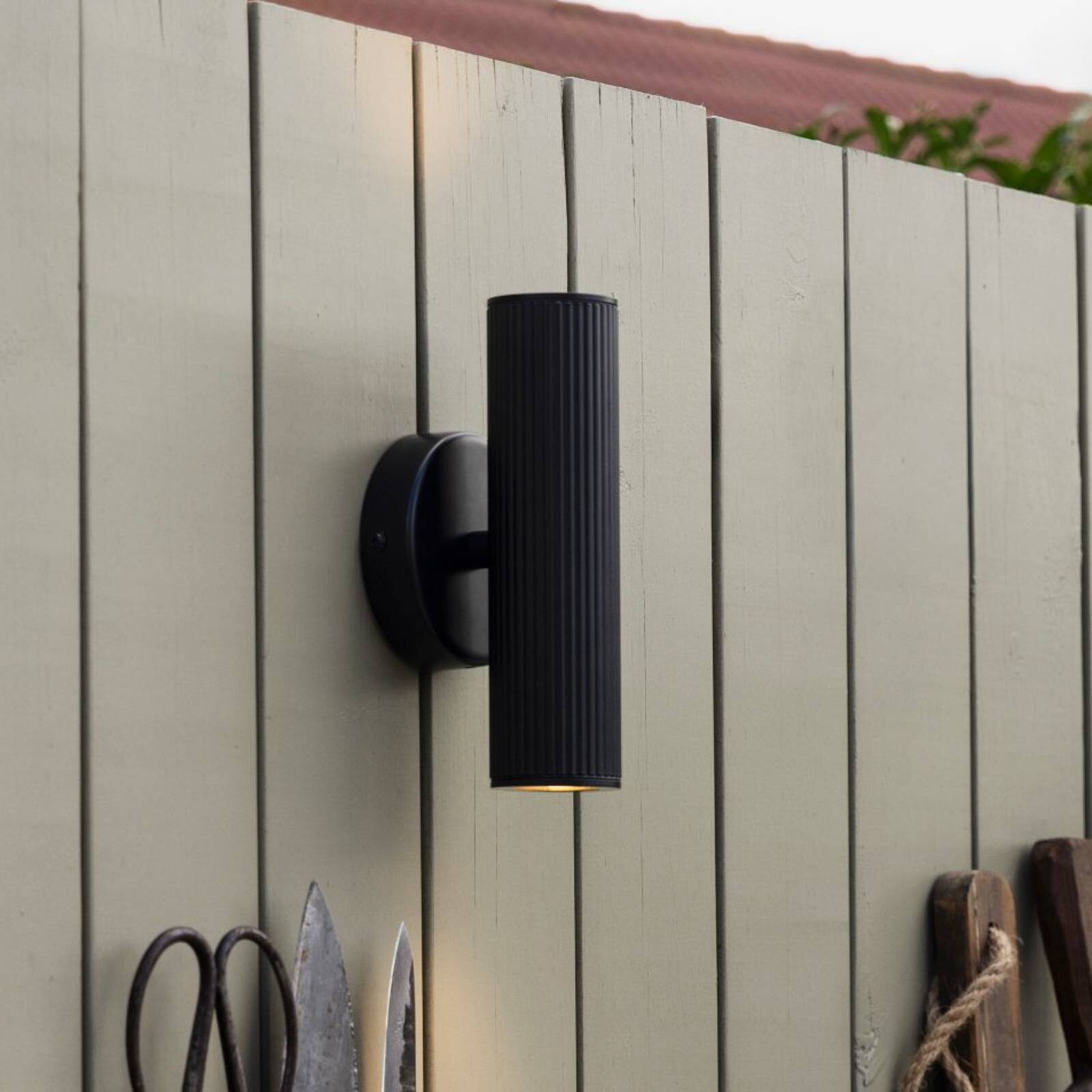 Globen Lighting Nástenné svetlo Hubble, čierne, výška 21 cm IP44