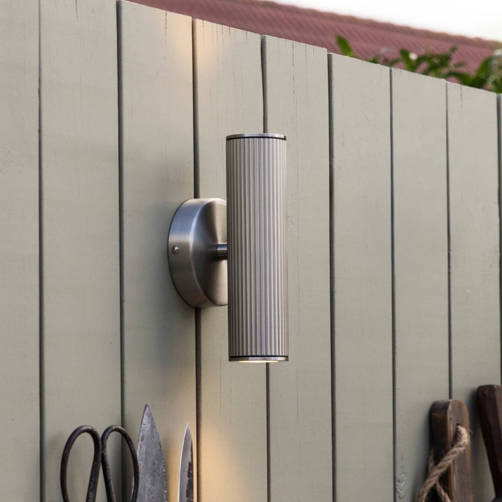 Globen Lighting Nástenné svetlo Hubble, oceľ, výška 21 cm, IP44