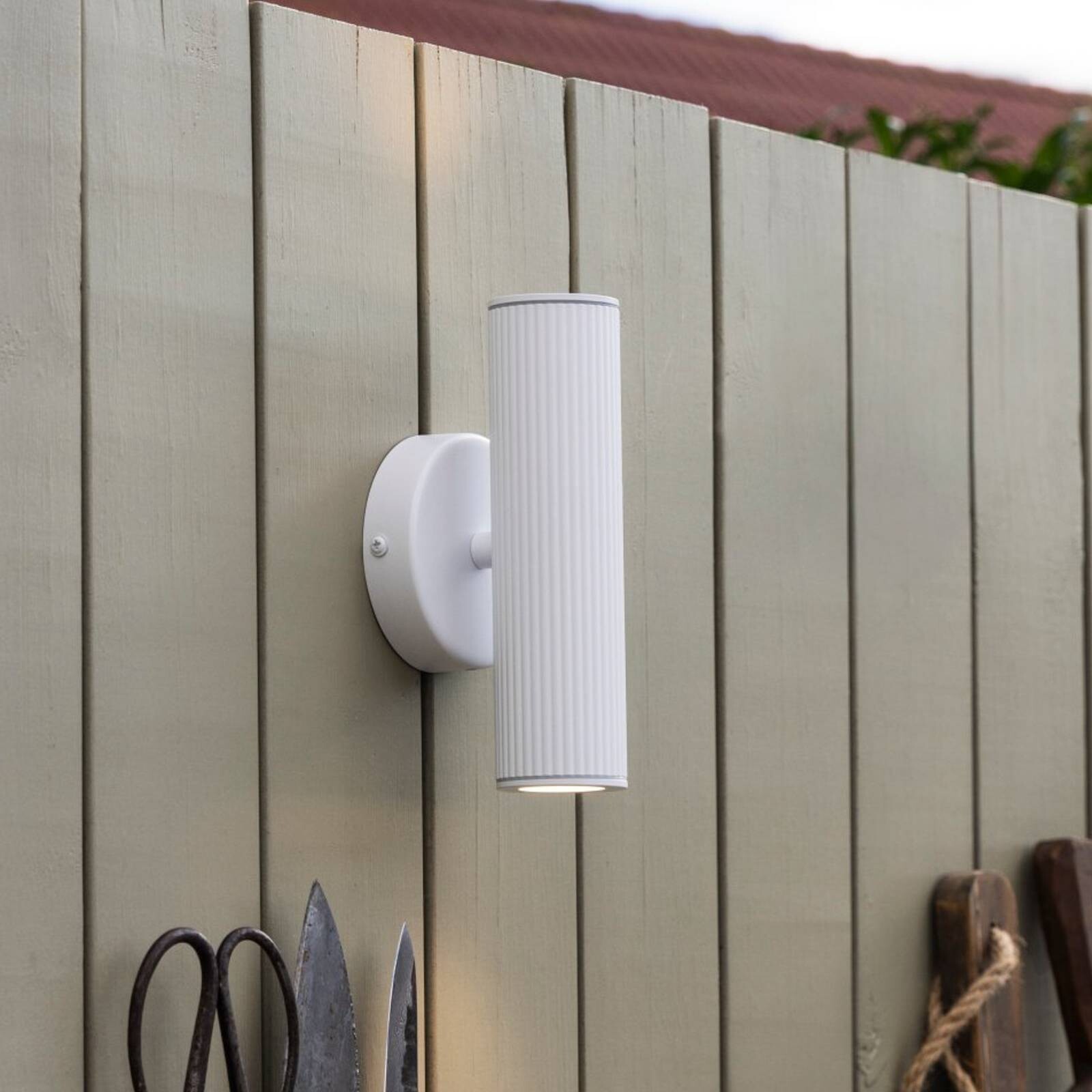 Globen Lighting Nástenné svetlo Hubble, biele, výška 21 cm, IP44