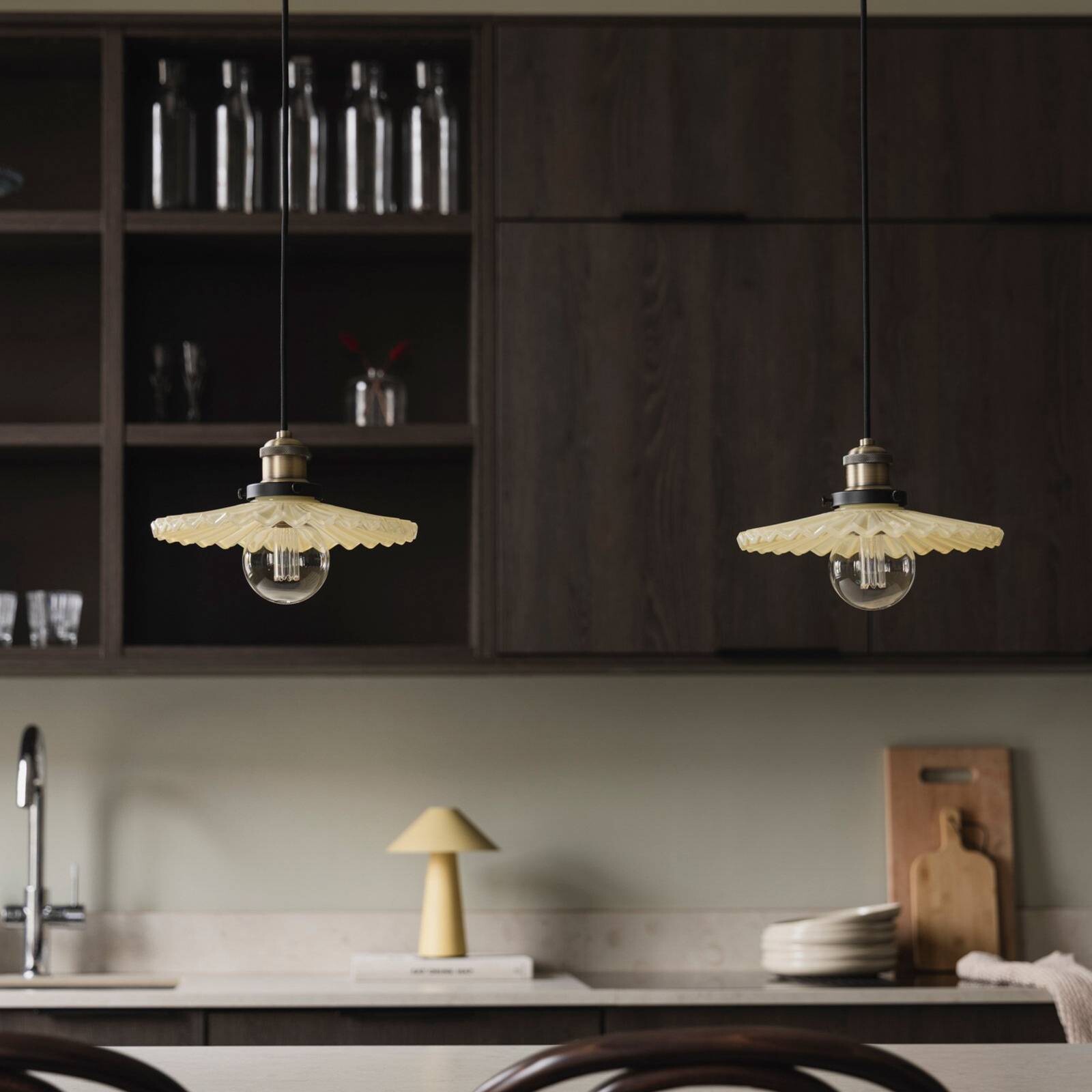 Globen Lighting Závesné svietidlo COBBLER, krémová/stará mosadz Ø 25 cm