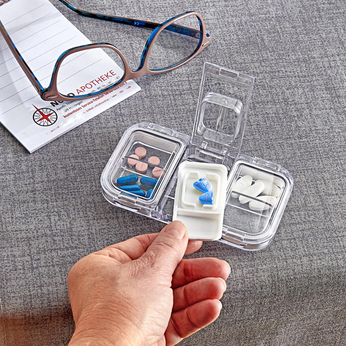 Skrinka na lieky s rezačkou na tablety