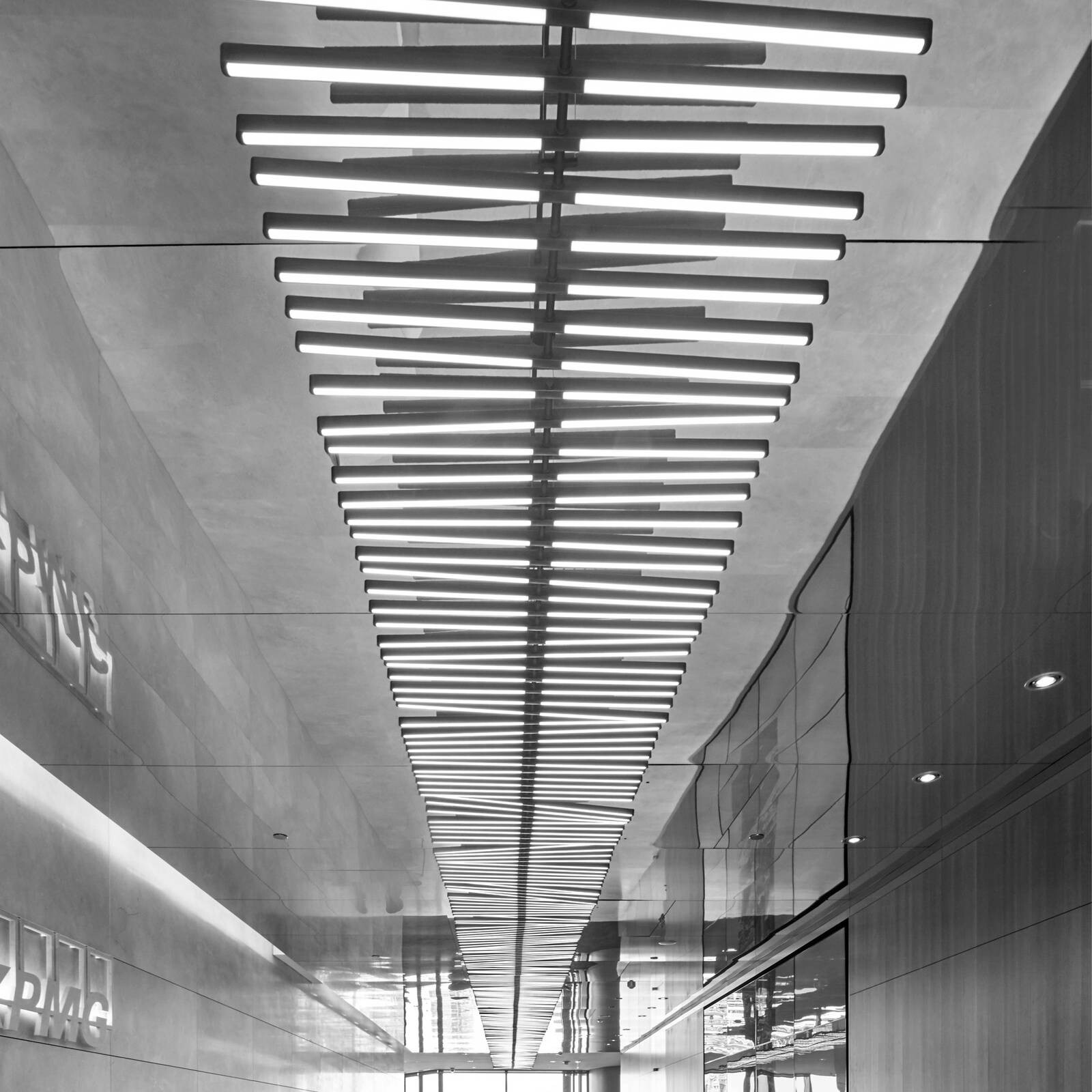 Vibia LED závesné svietidlo RHYTHM, šedohnedé 199 x 87 cm 927 stmievateľné