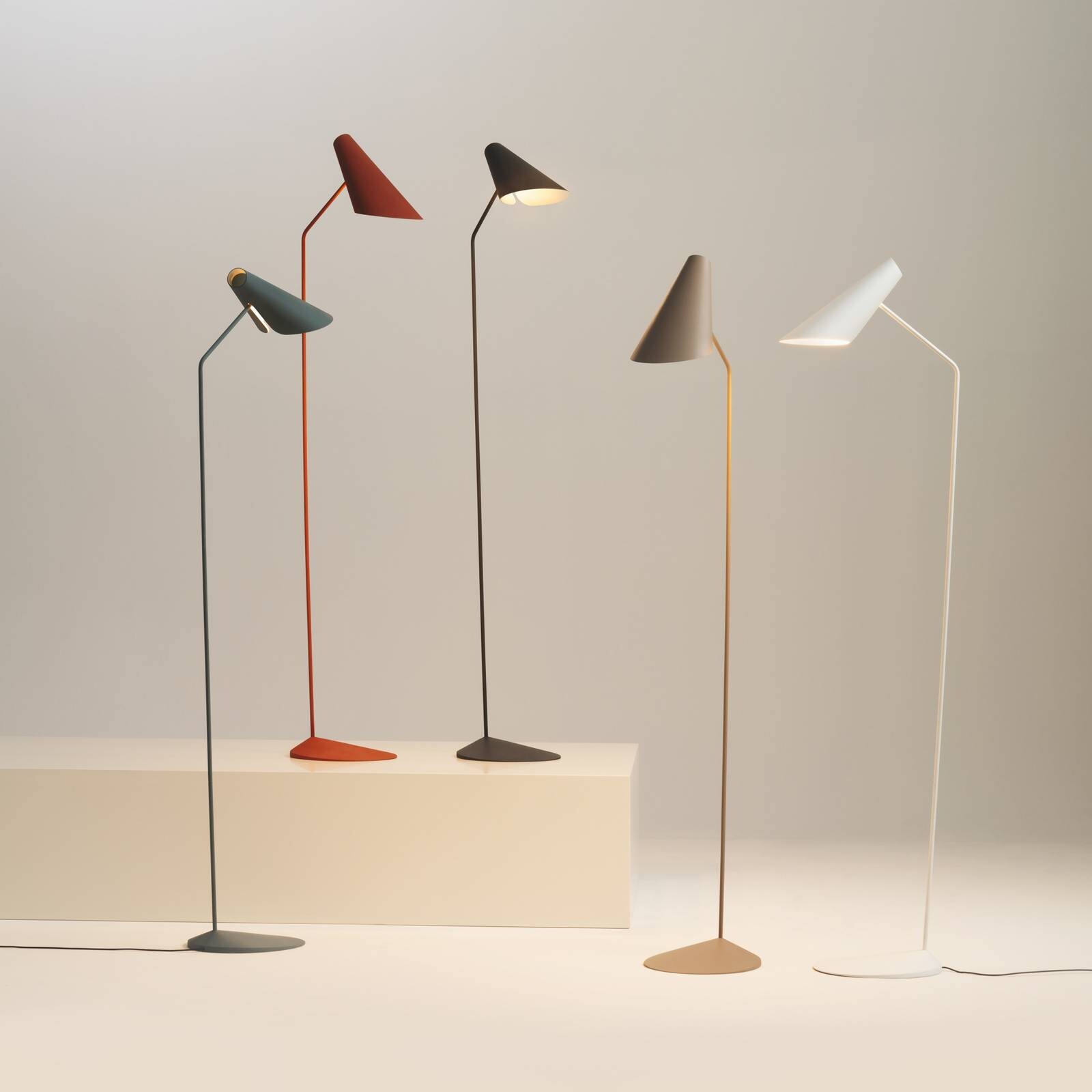 LED stojacia lampa Vibia I.Cono, červenohnedé, výška 127 cm, 2 700 K