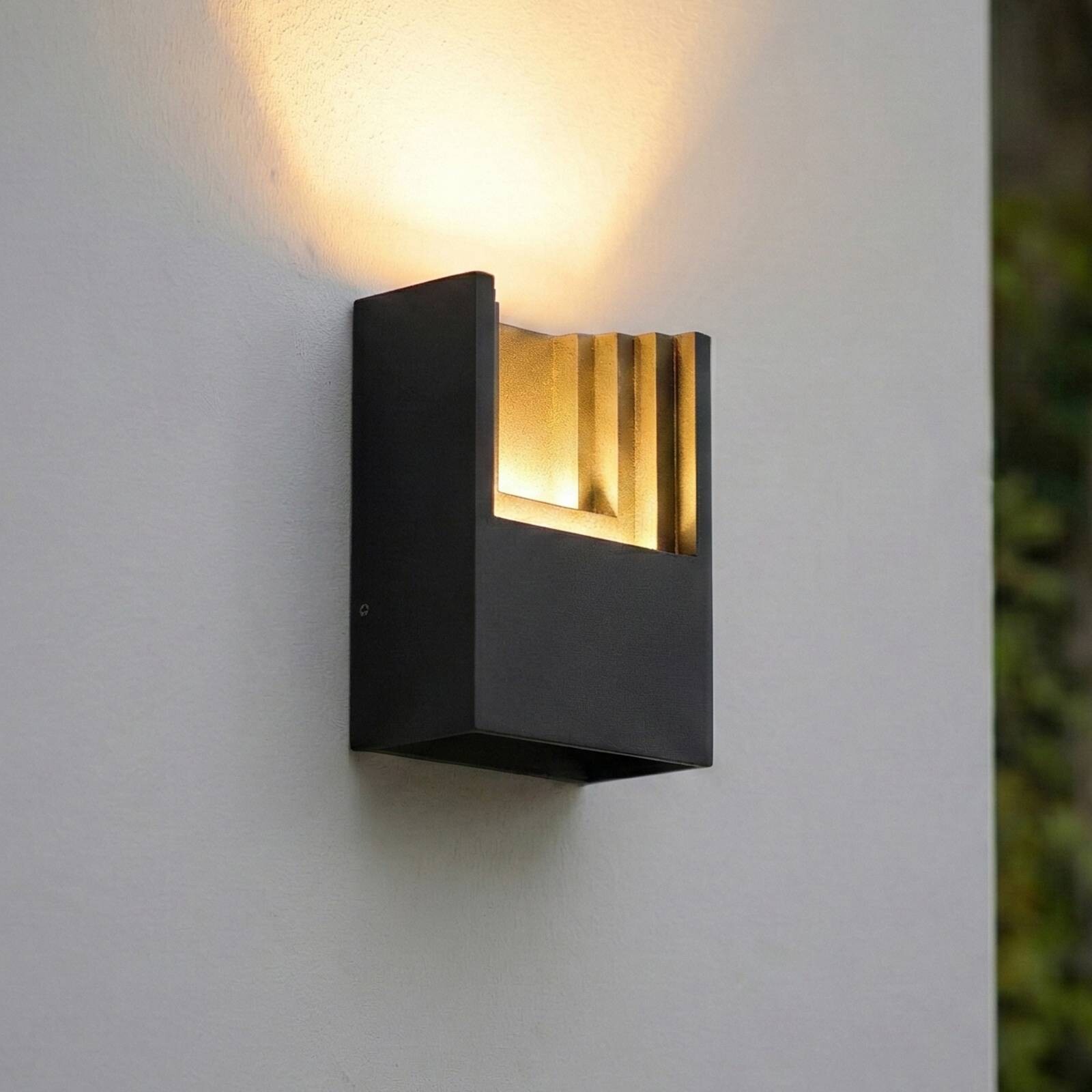 Lindby LED vonkajšie nástenné svietidlo Aurali, 1-pl., čierne, IP65