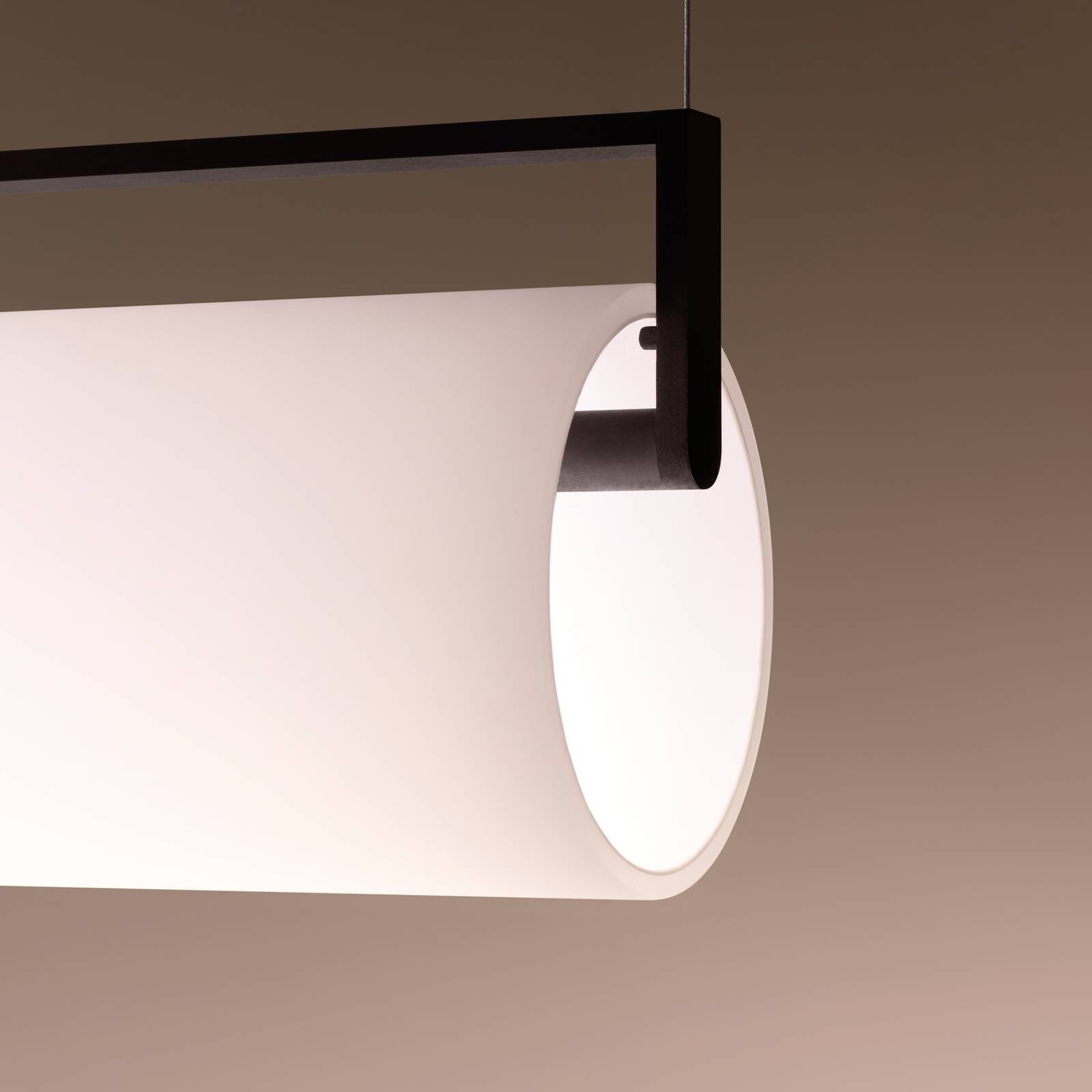 Vibia LED závesné svietidlo KONTORNO, dĺžka 122 cm, čierna 930 stmievateľná
