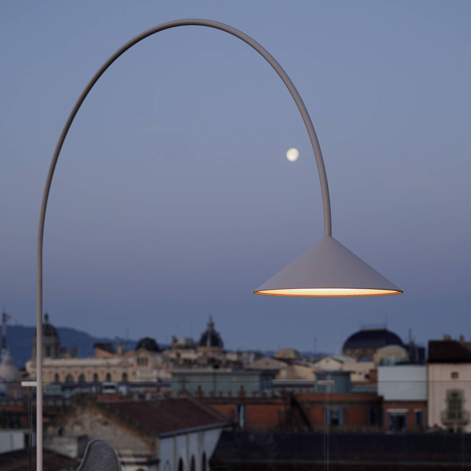 Vibia LED stojacia lampa vonkajšia OUT, béžová, výška 242 cm, IP44, 2700 K