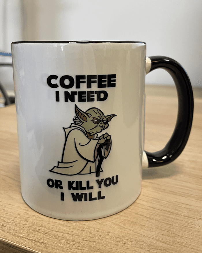 Hrnček - Yoda I need coffee - hrnček pre milovníkov star wars