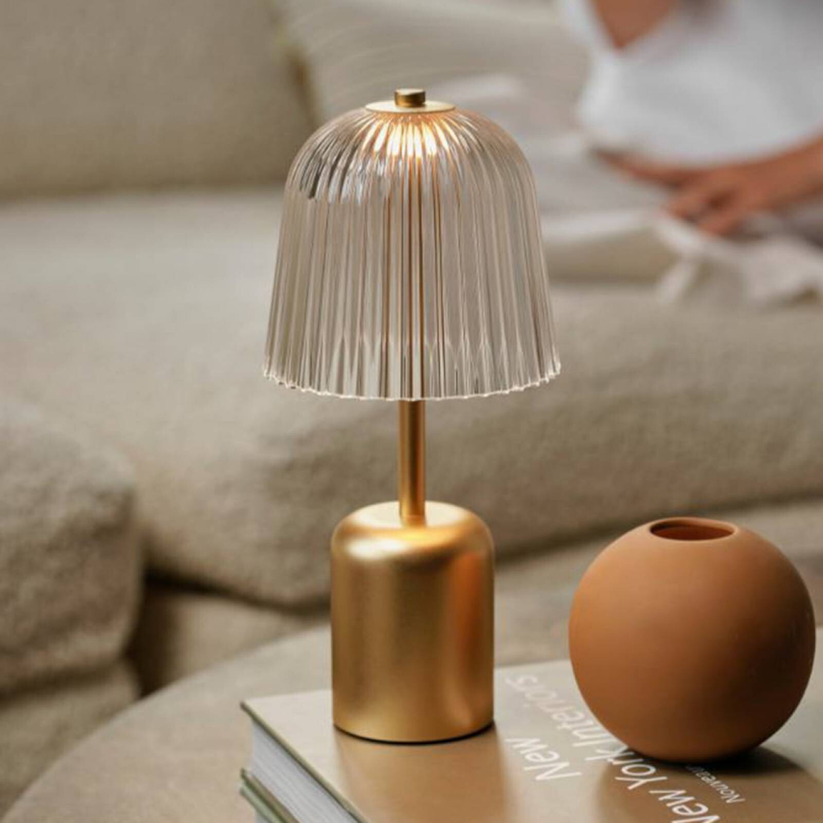 Nuura stolová LED lampa na batérie Asteea, mosadzová farba, výška 27 cm