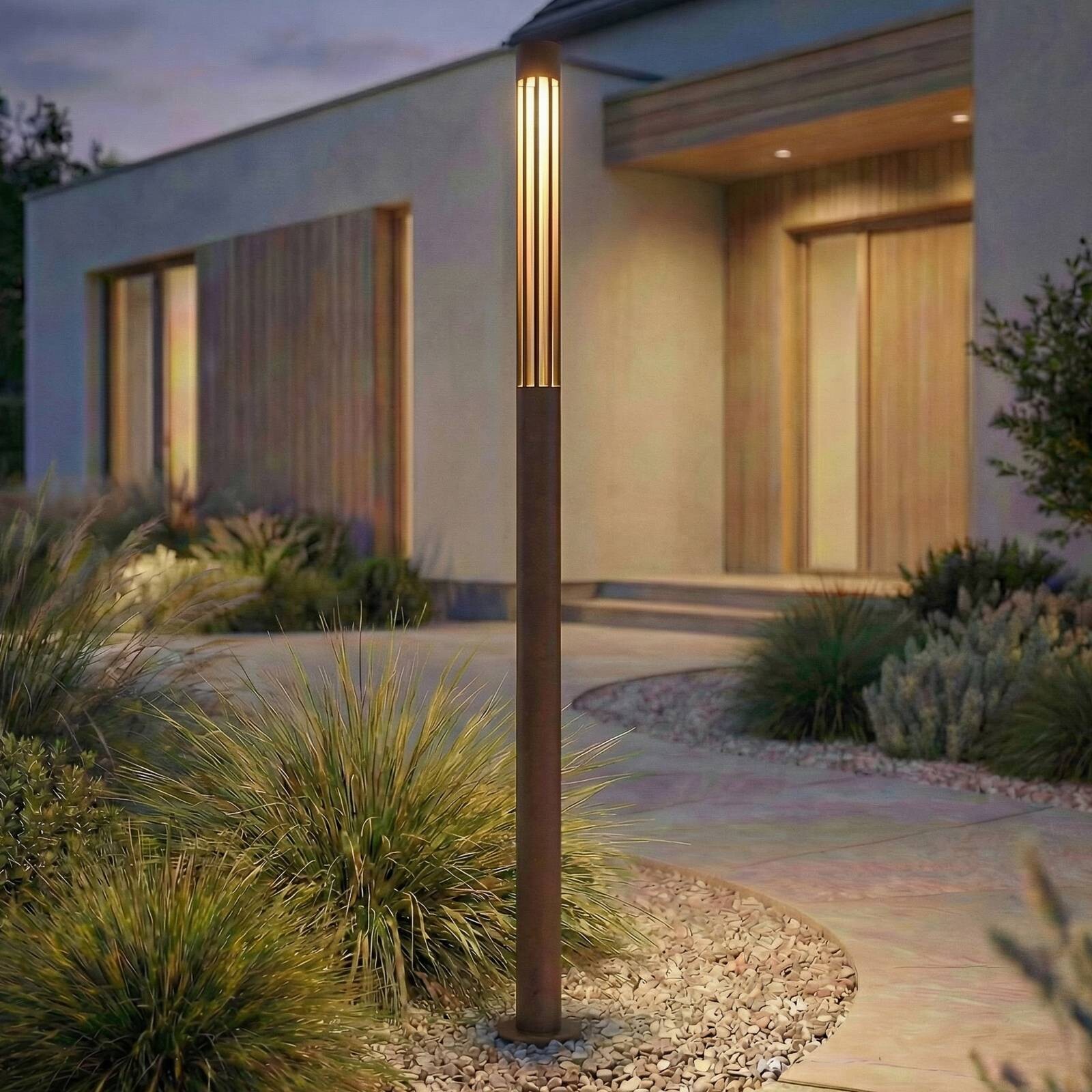 Lindby chodníkové LED svetlo Fjorya, výška 90 cm, hnedá, IP65