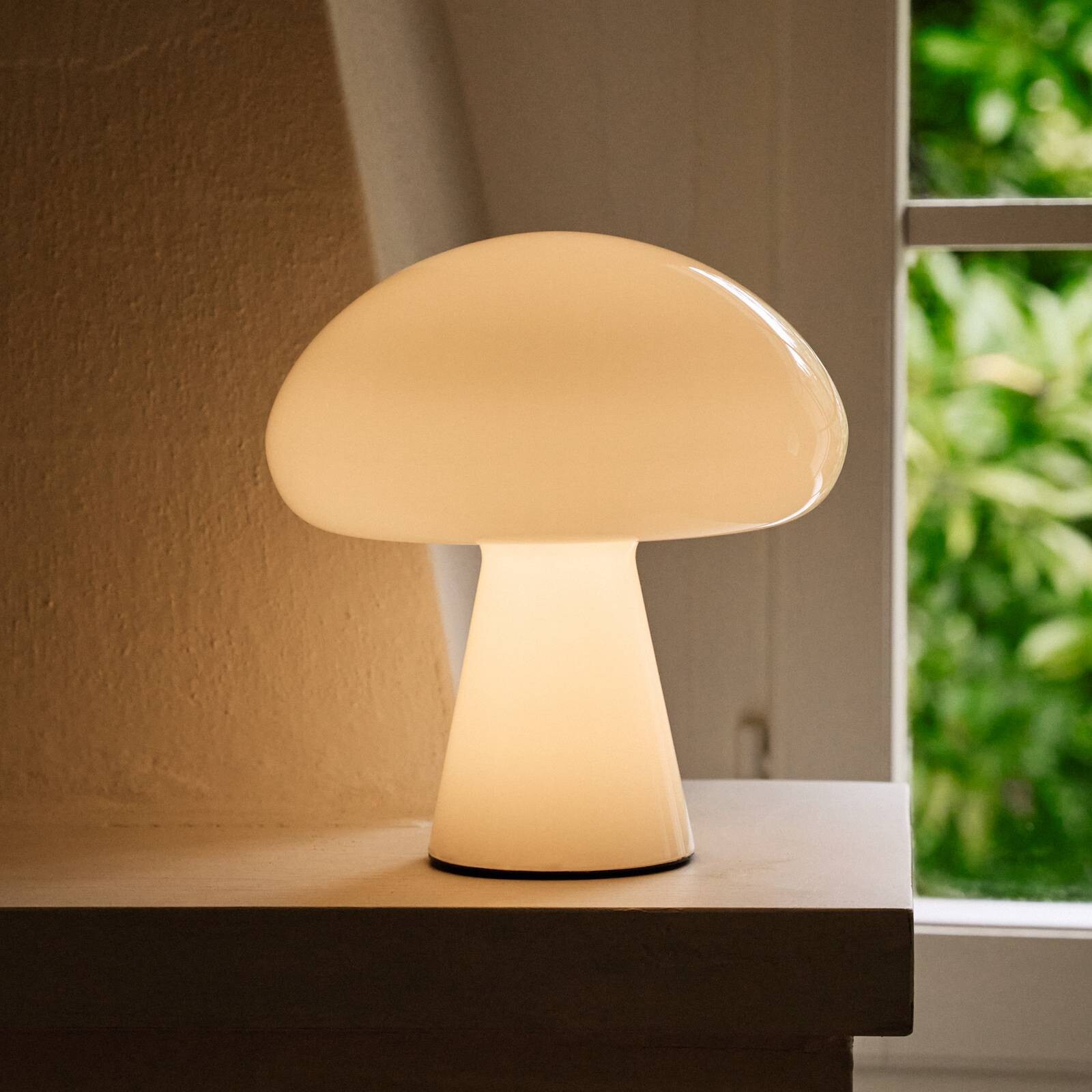 Gubi stolová LED lampa Obello, perleťovo biela, IP44, sklo